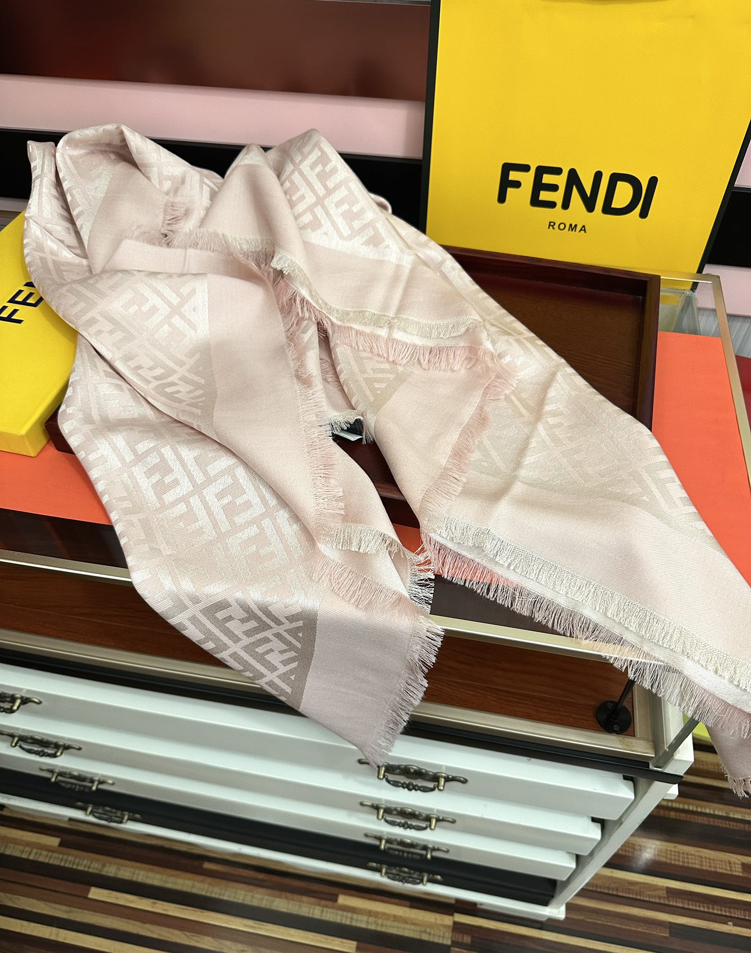 。新款 芬迪 ZG同步2025最新款 重磅推荐F字母标志，太美了[得意]，永不过时，好货不怕晚，经典款F