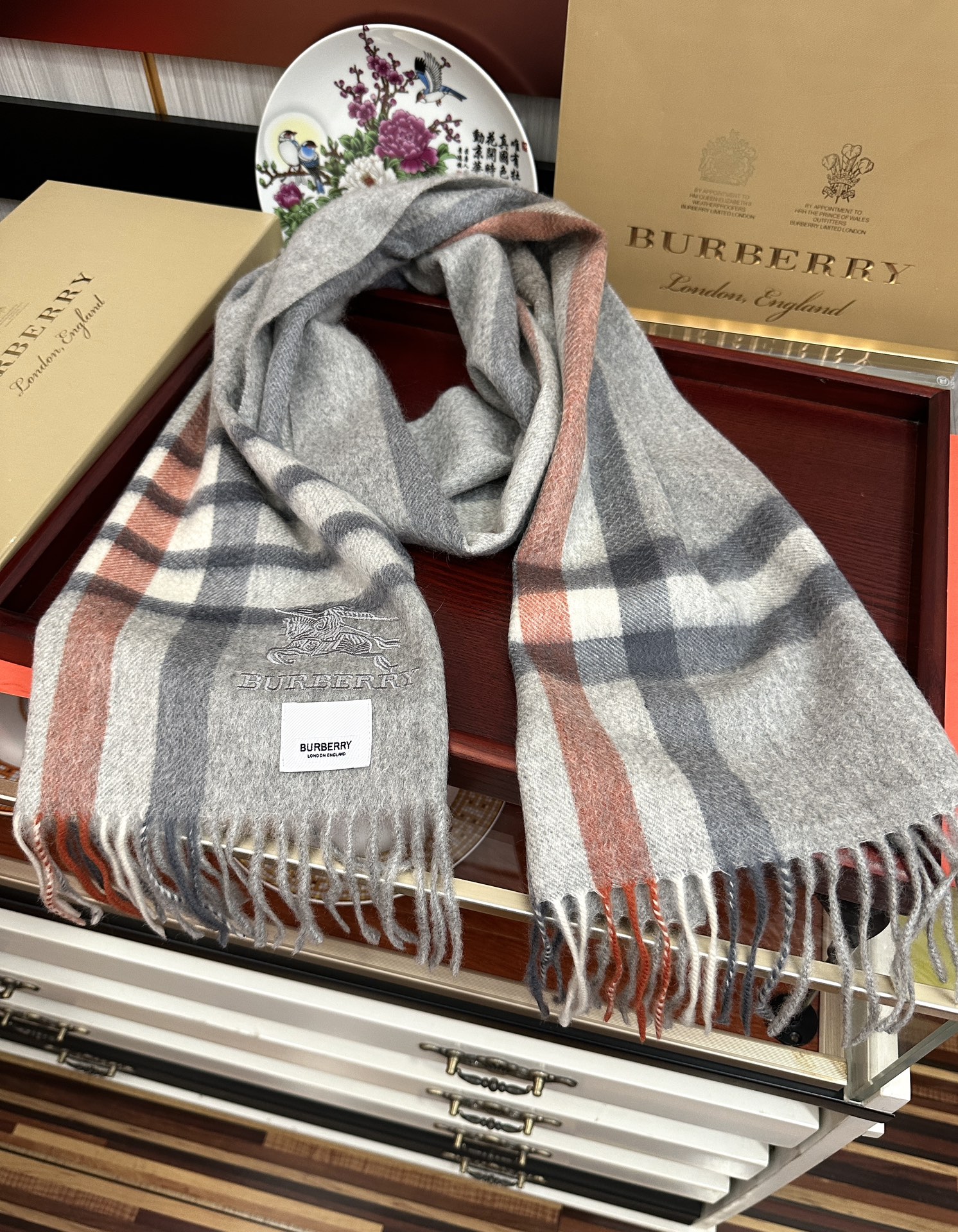 上新。2010 吧宝利 最爆款【采用内蒙古山羊绒】🎉男女士情侣款👫围巾‼️太美了😎让人耳目一新的感觉[色