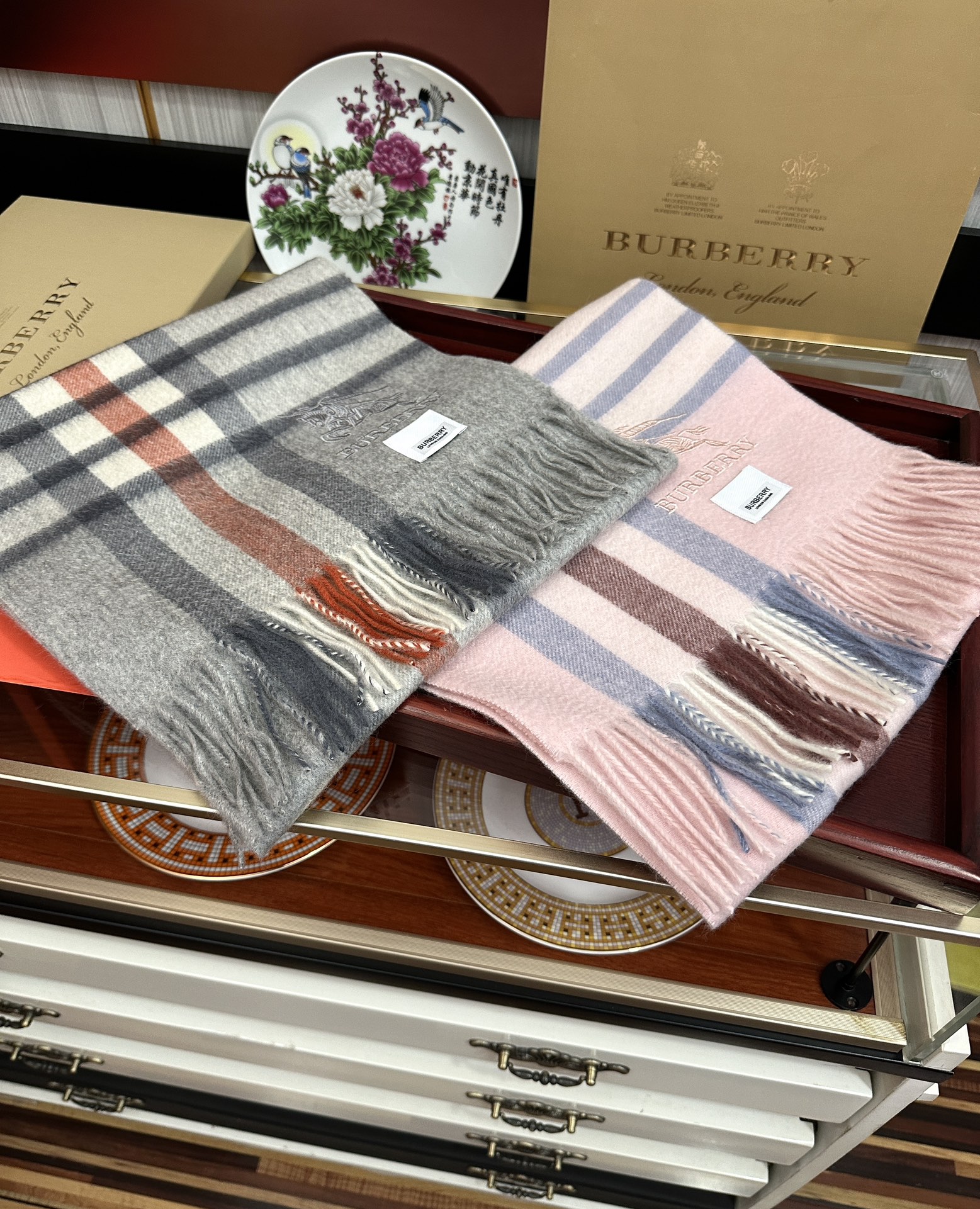 上新。2010 吧宝利 最爆款【采用内蒙古山羊绒】🎉男女士情侣款👫围巾‼️太美了😎让人耳目一新的感觉[色