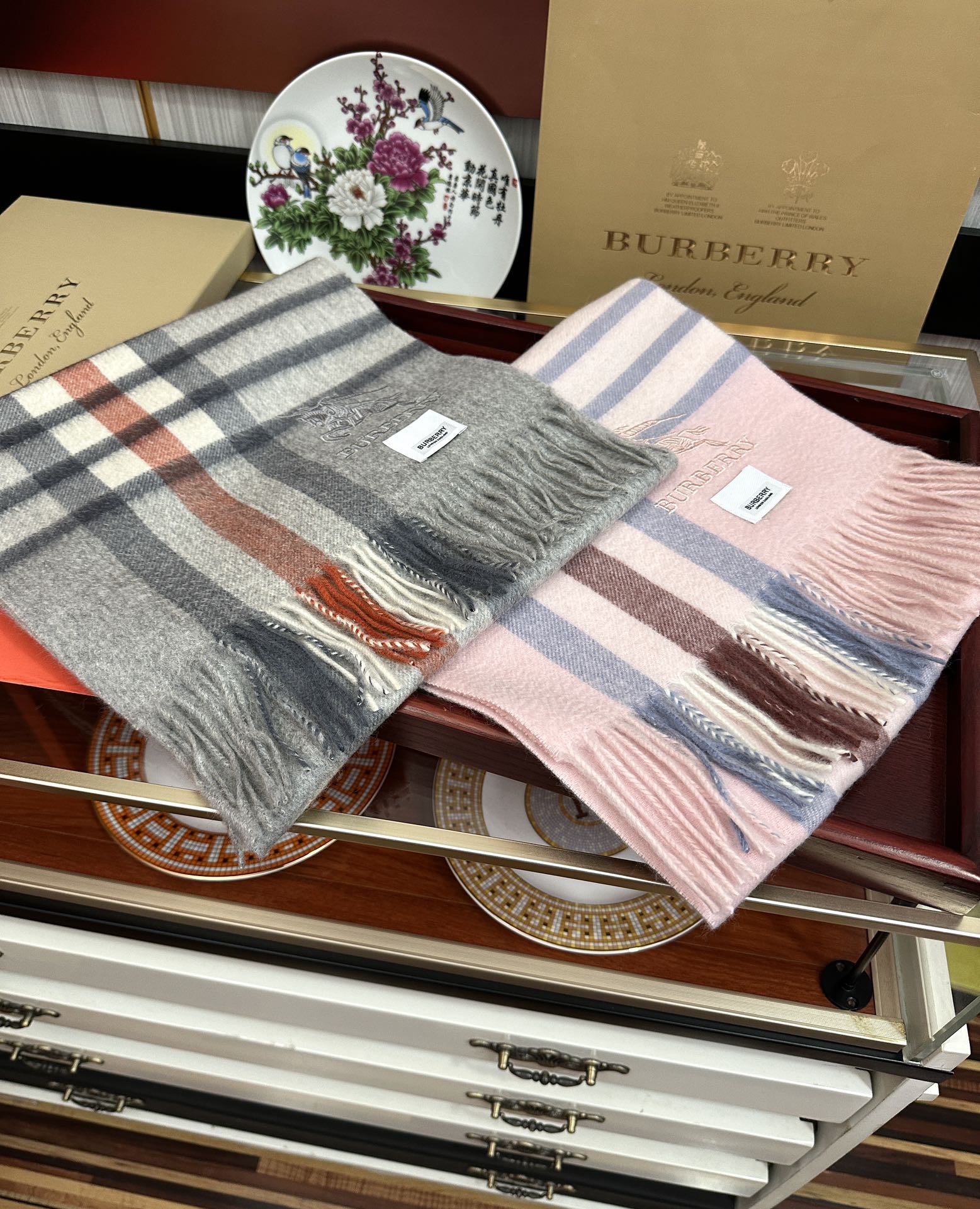 上新。2010 吧宝利 最爆款【采用内蒙古山羊绒】🎉男女士情侣款👫围巾‼️太美了😎让人耳目一新的感觉[色