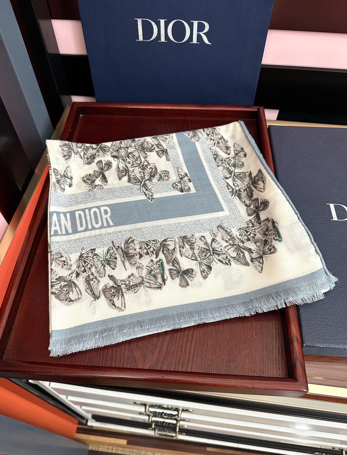 上新 迪奥。2010双面同色【蝴蝶🦋花朵系列】太美了[吃瓜]下手一定要快[嘴唇]四季都可以用[勾引]真心