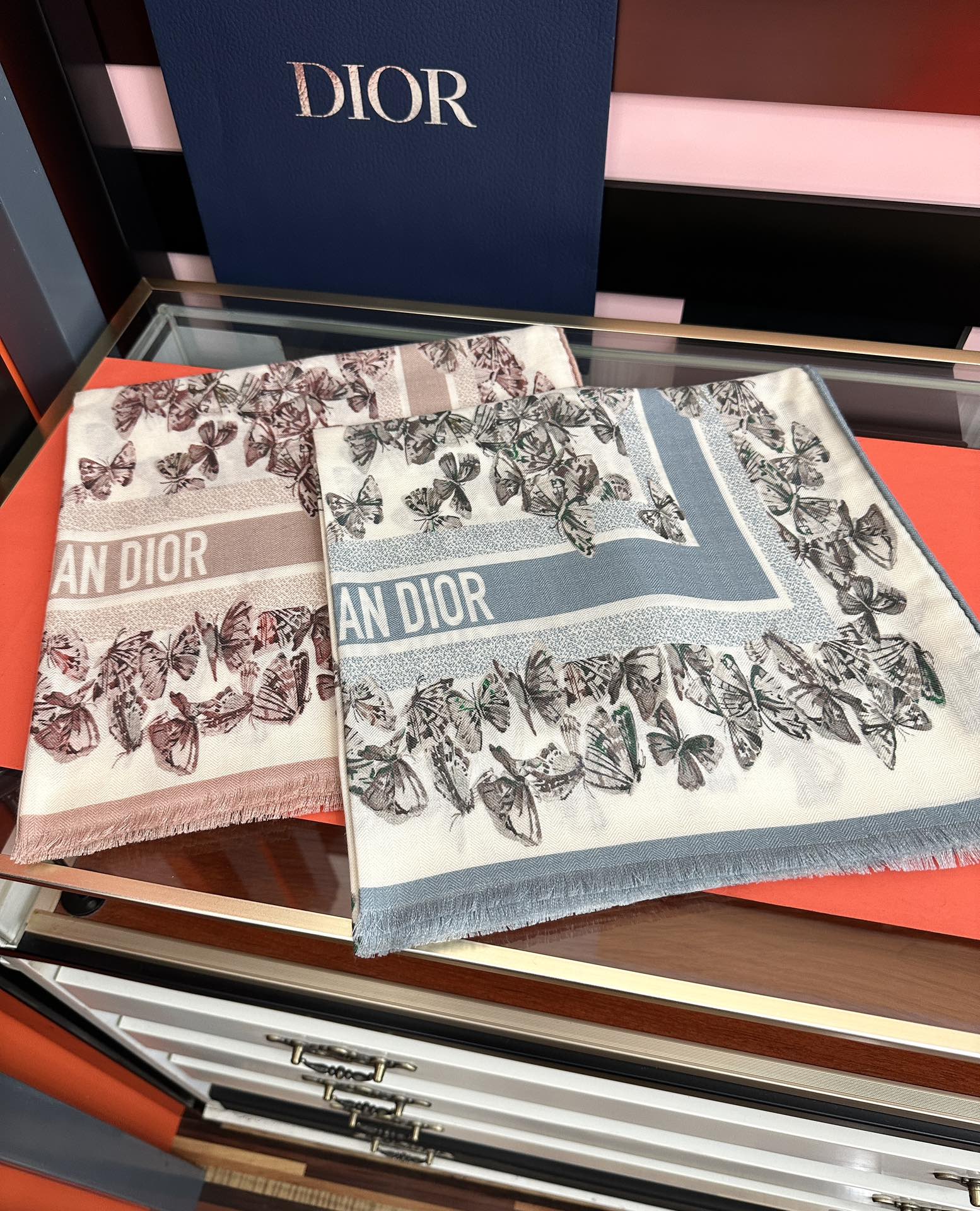 上新 迪奥。2010双面同色【蝴蝶🦋花朵系列】太美了[吃瓜]下手一定要快[嘴唇]四季都可以用[勾引]真心