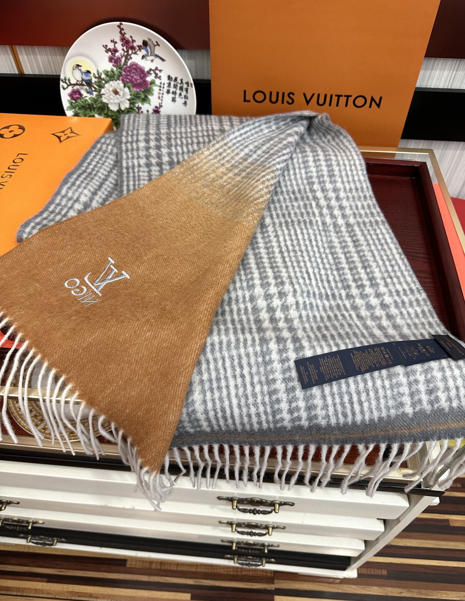 上新。 太美了2025 Lv采用内蒙古山羊绒，最新款男女通用情侣款👫重磅推荐💥 经典的格子，永不过时。非