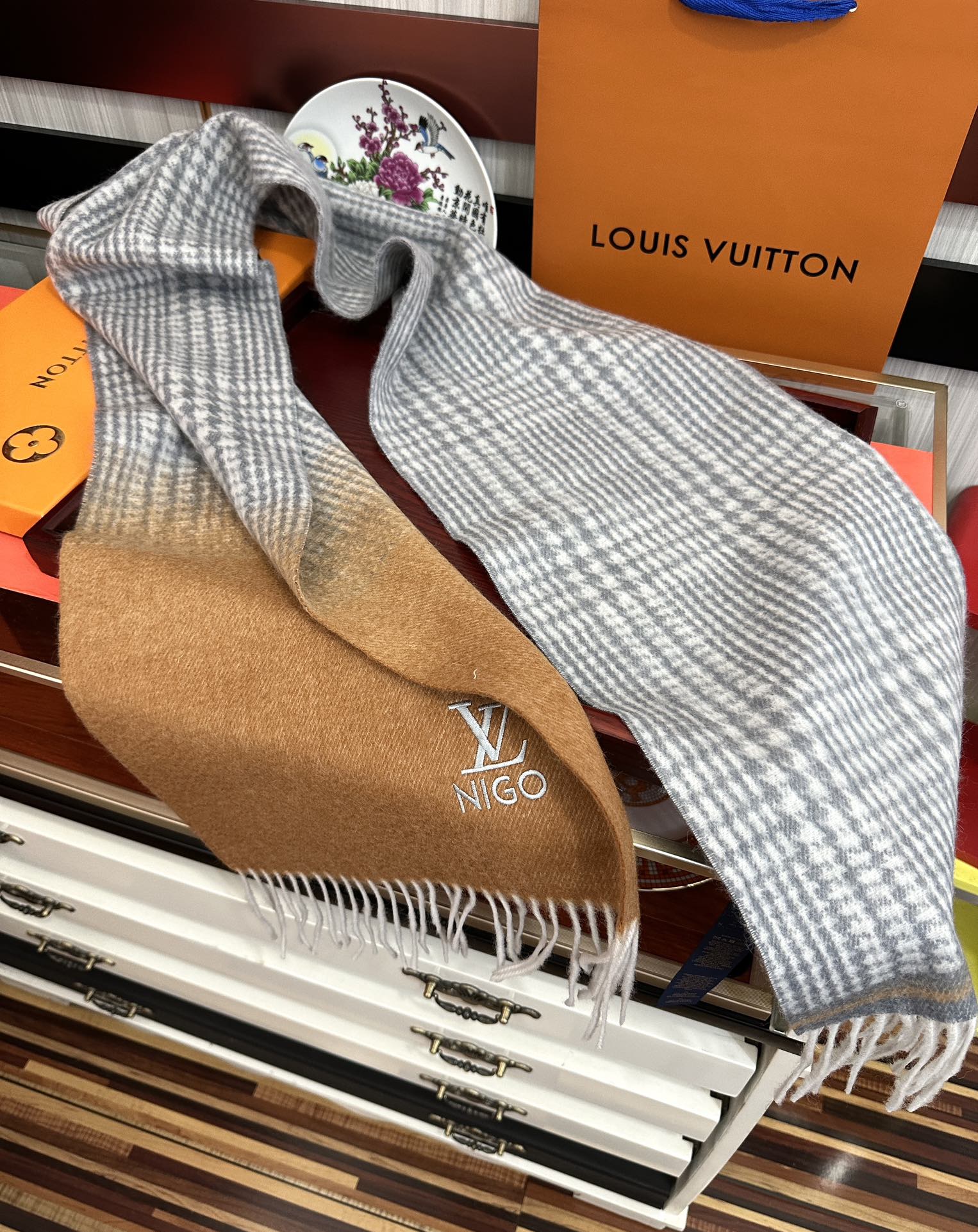 上新。 太美了2025 Lv采用内蒙古山羊绒，最新款男女通用情侣款👫重磅推荐💥 经典的格子，永不过时。非