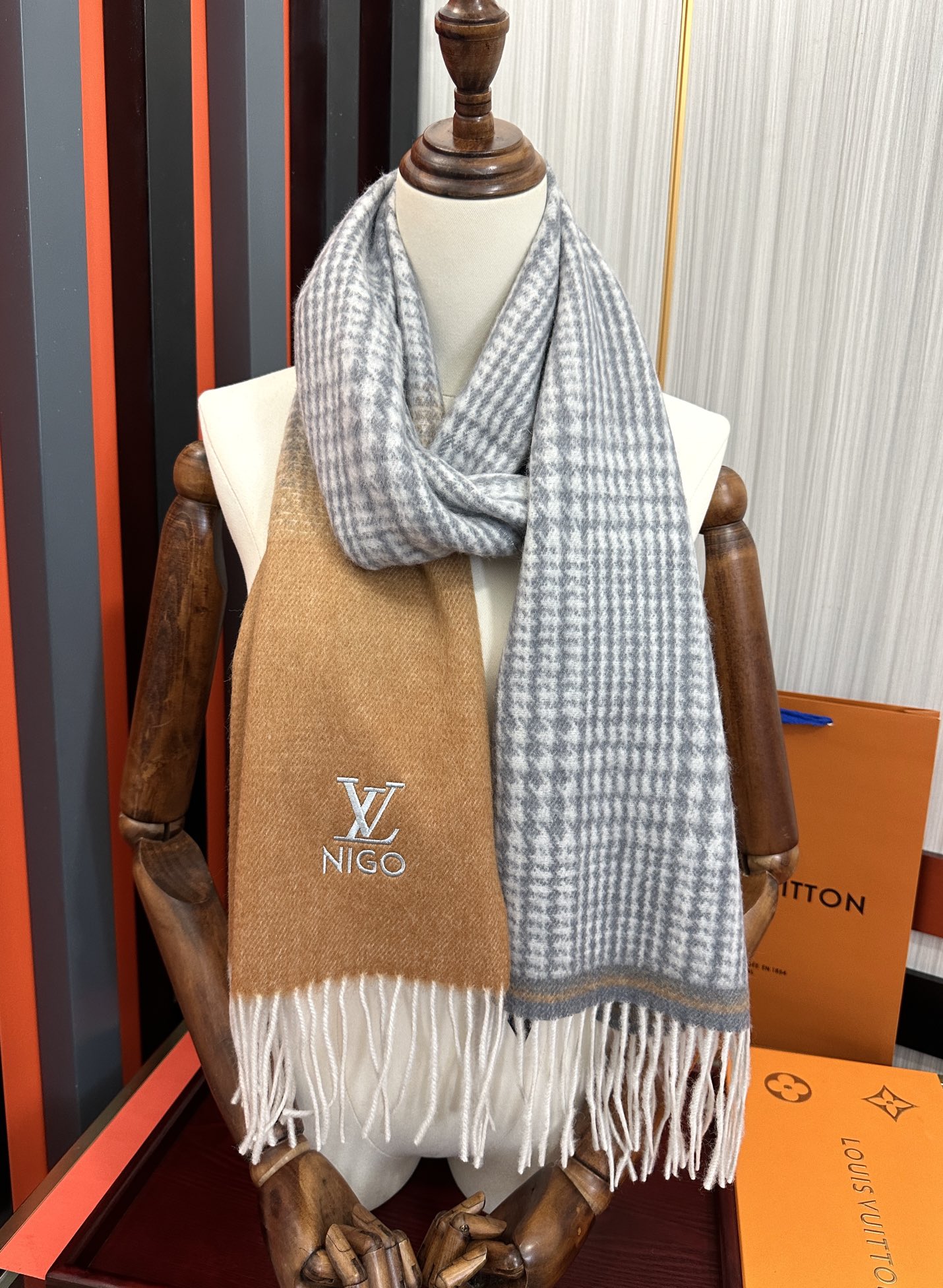 上新。 太美了2025 Lv采用内蒙古山羊绒，最新款男女通用情侣款👫重磅推荐💥 经典的格子，永不过时。非