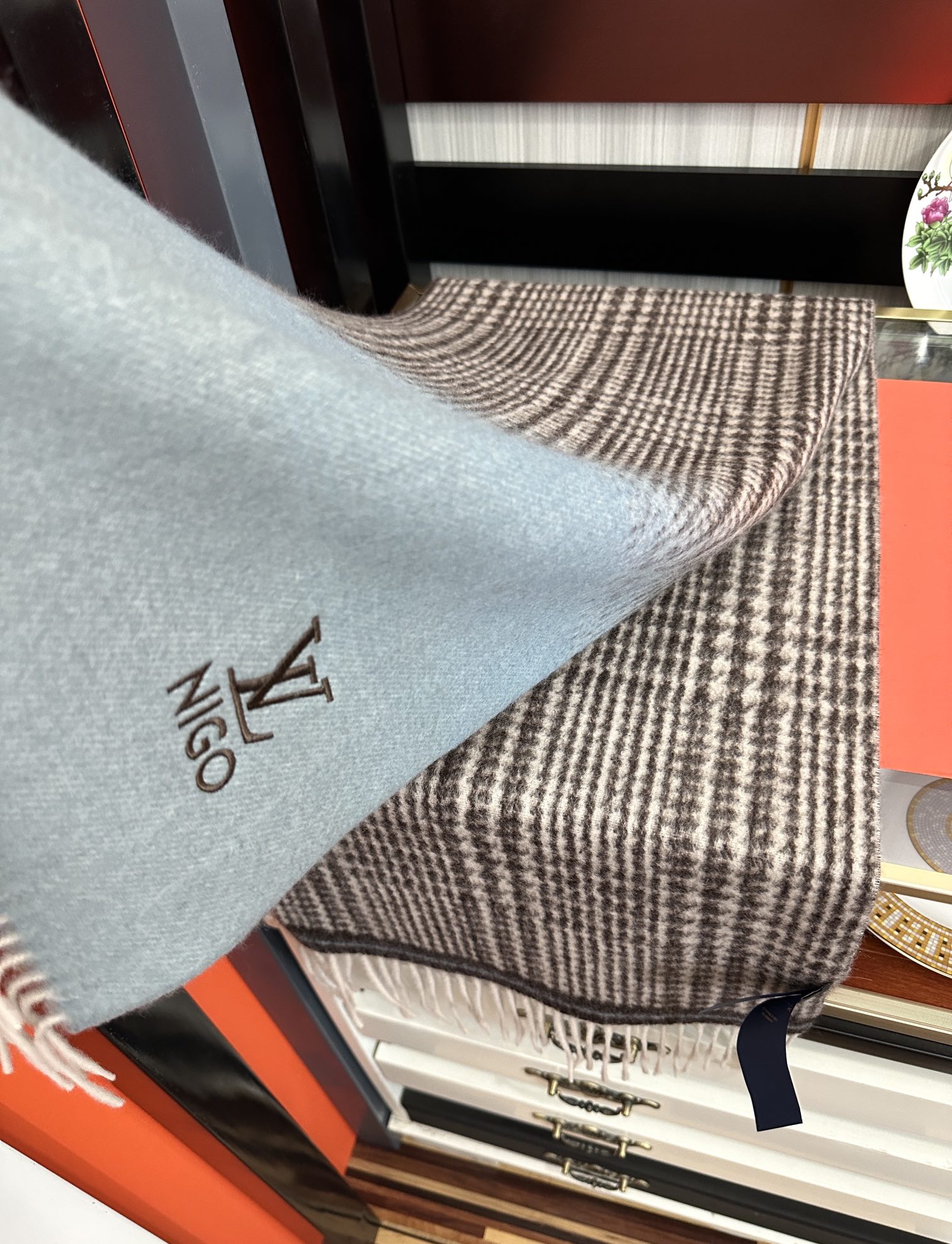 上新。 太美了2025 Lv采用内蒙古山羊绒，最新款男女通用情侣款👫重磅推荐💥 经典的格子，永不过时。非