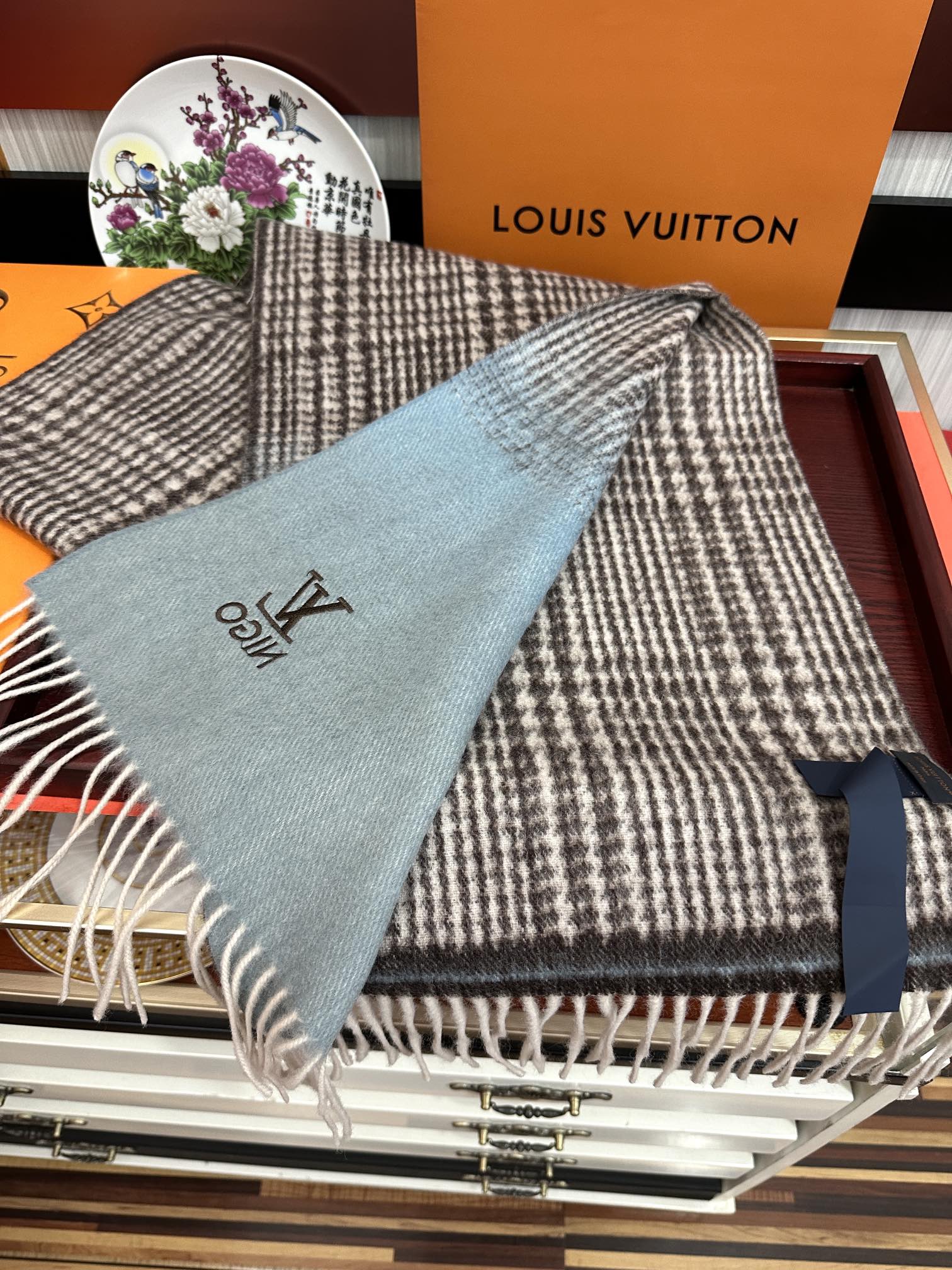 上新。 太美了2025 Lv采用内蒙古山羊绒，最新款男女通用情侣款👫重磅推荐💥 经典的格子，永不过时。非
