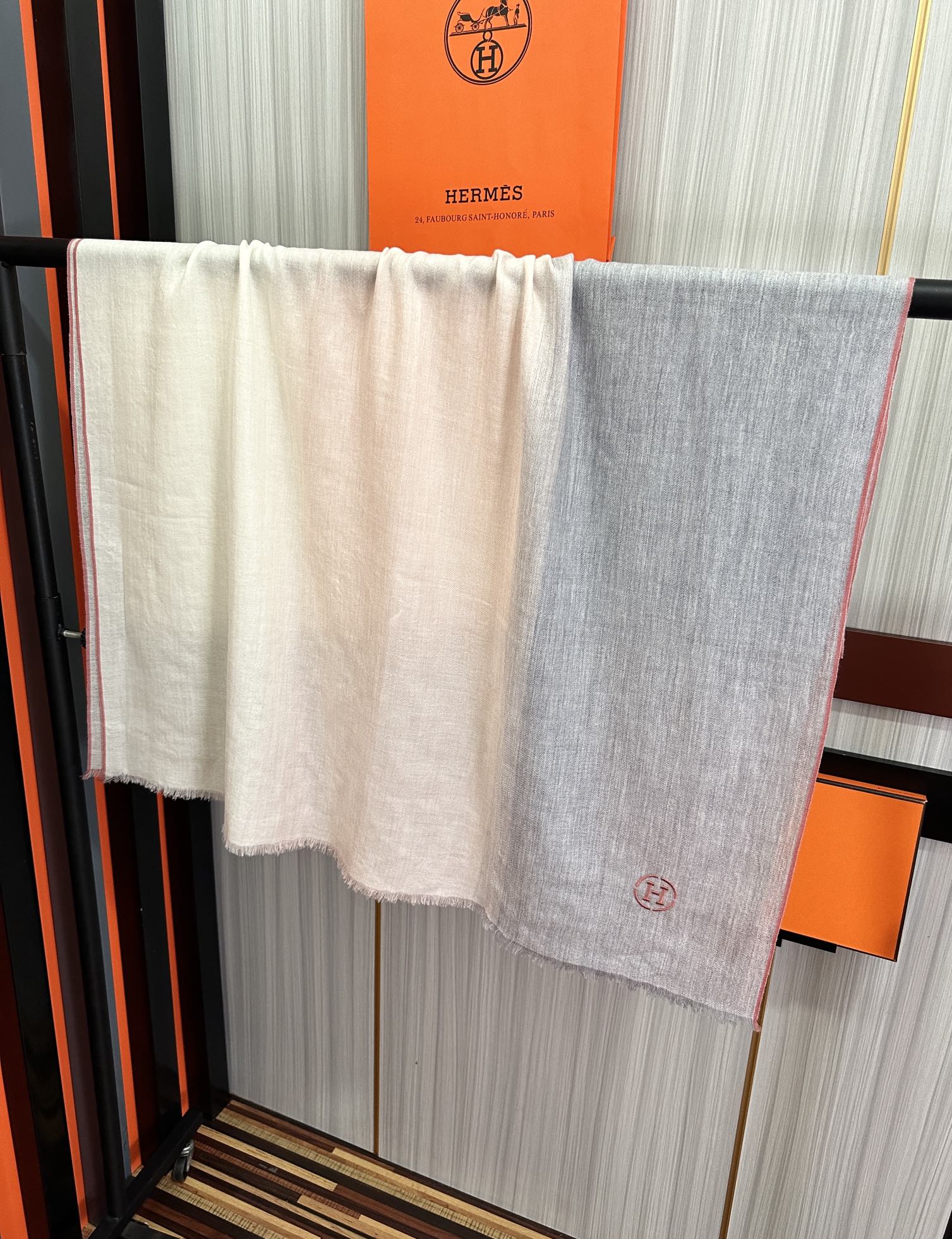 新款2025。爱马士🧣太美了[庆祝]万众瞩目经典版到货🎆最优质的年轻设计师推出的最新概念👓搭配调色纱染再