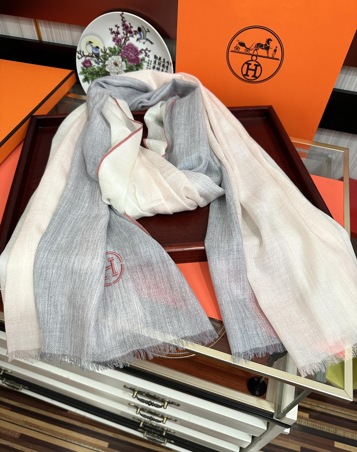 新款2025。爱马士🧣太美了[庆祝]万众瞩目经典版到货🎆最优质的年轻设计师推出的最新概念👓搭配调色纱染再