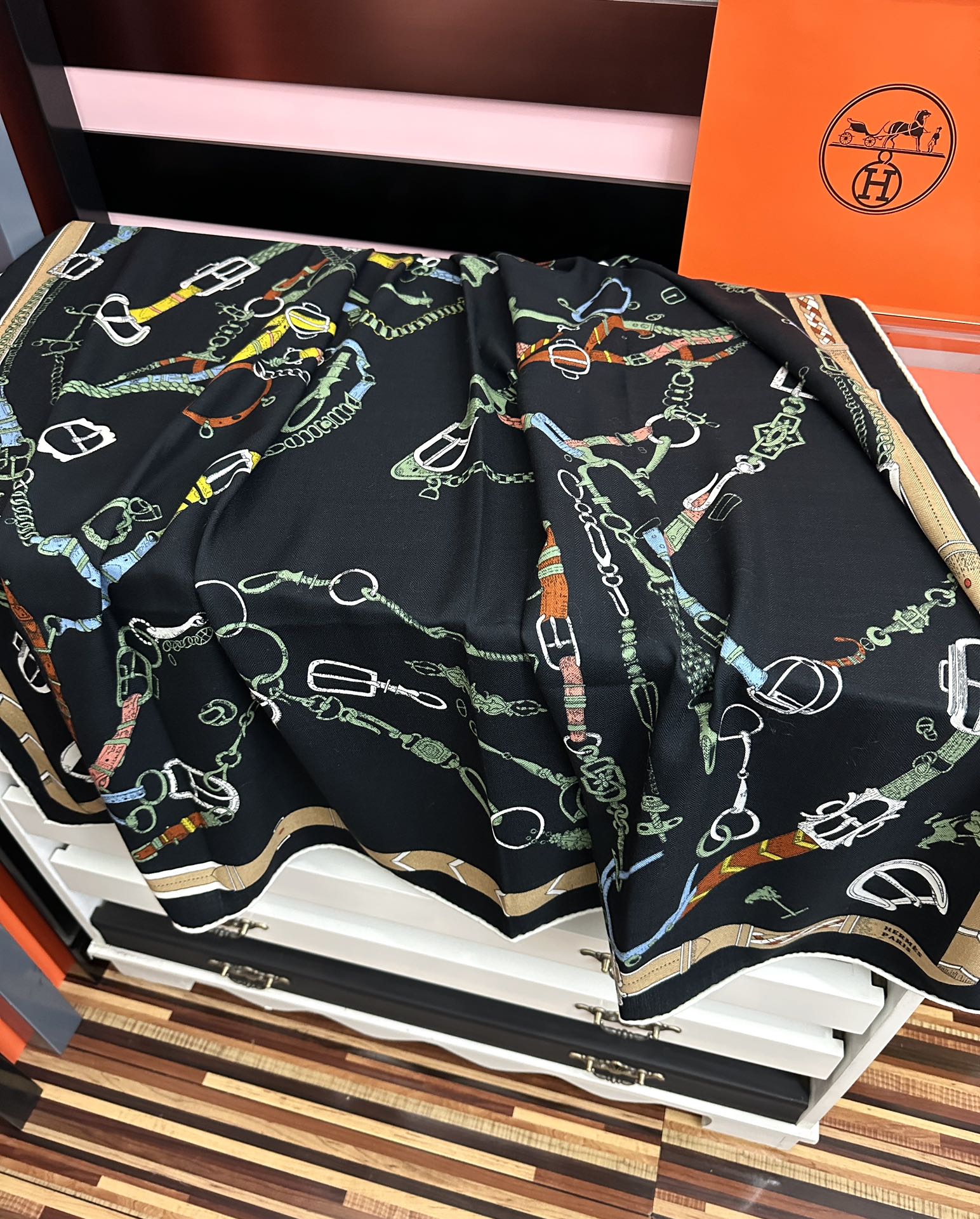 新款❤️ 爱马士2025【双面同色】ZG同步最新款 买了都说好看顶级工艺超值[嘴唇]专柜爆款🎁🎁羊绒方巾