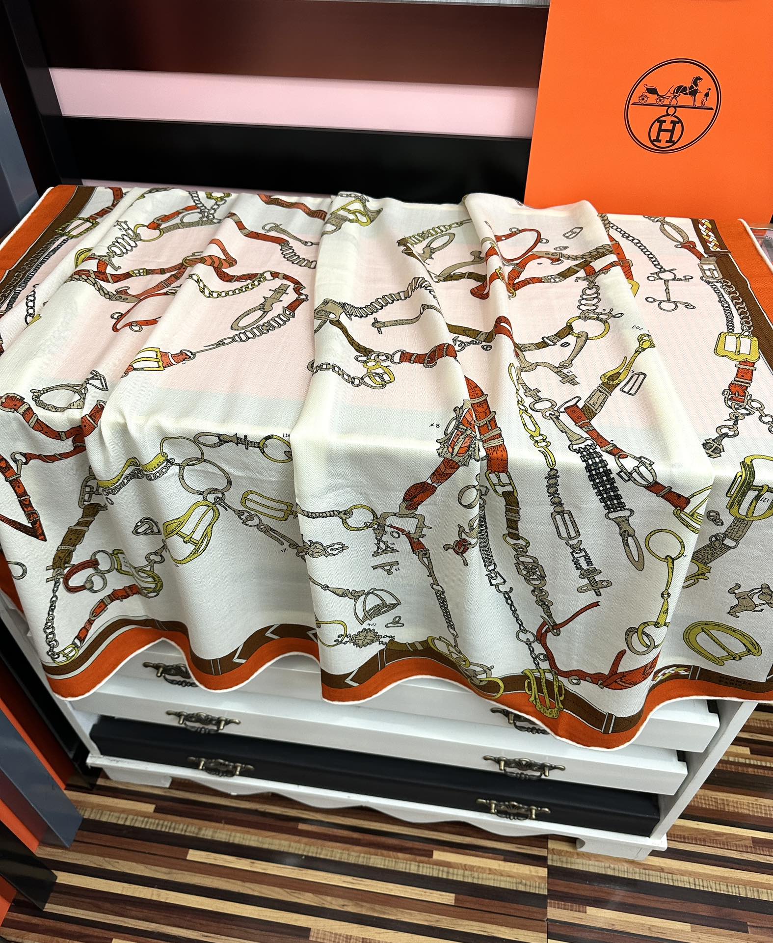 新款❤️ 爱马士2025【双面同色】ZG同步最新款 买了都说好看顶级工艺超值[嘴唇]专柜爆款🎁🎁羊绒方巾