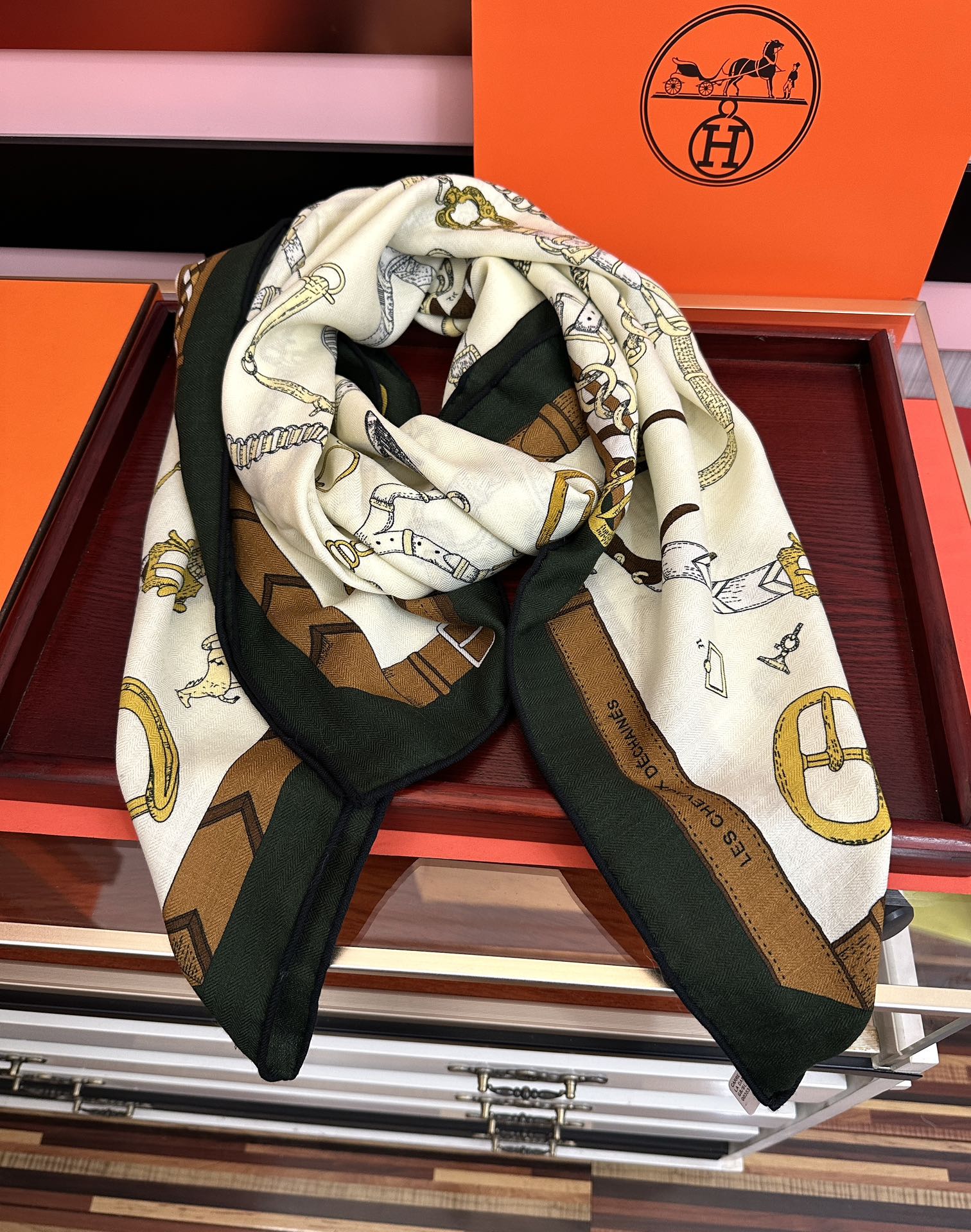 新款❤️ 爱马士2025【双面同色】ZG同步最新款 买了都说好看顶级工艺超值[嘴唇]专柜爆款🎁🎁羊绒方巾