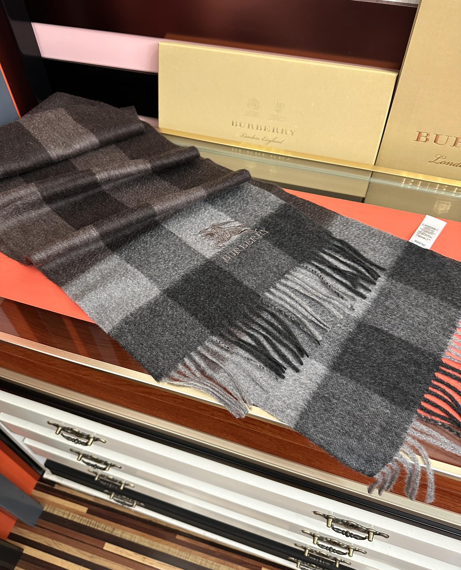 新款。巴宝莉100%羊绒 2025最爆款【采用内蒙古山羊绒】🎉男女士情侣款👫围巾‼️太美了😎让人耳目一新