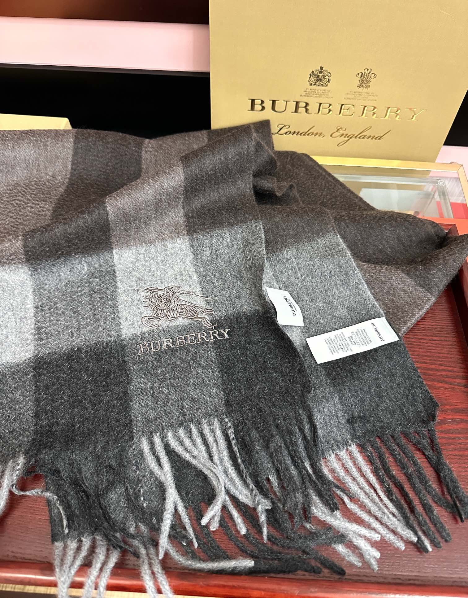 新款。巴宝莉100%羊绒 2025最爆款【采用内蒙古山羊绒】🎉男女士情侣款👫围巾‼️太美了😎让人耳目一新