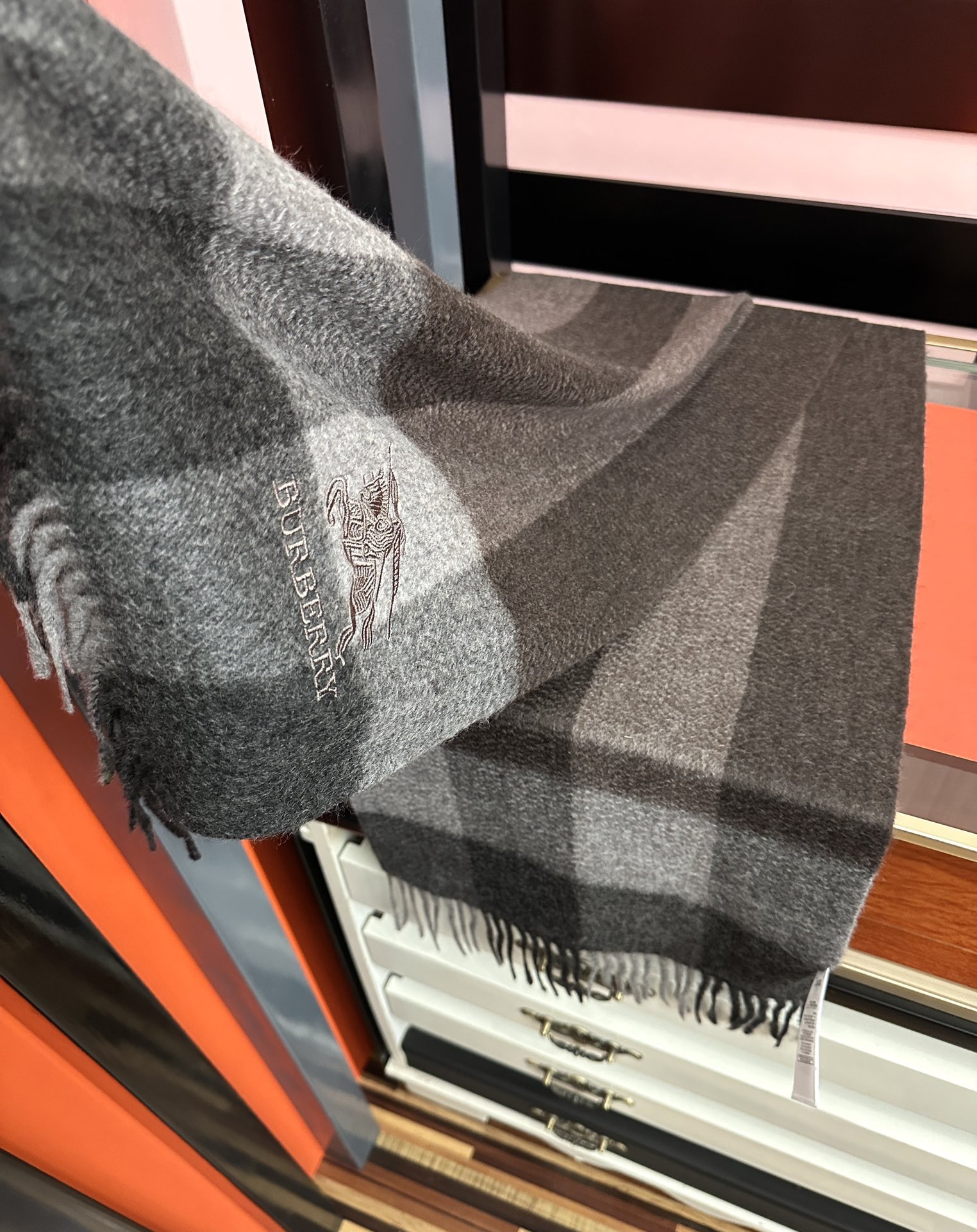 新款。巴宝莉100%羊绒 2025最爆款【采用内蒙古山羊绒】🎉男女士情侣款👫围巾‼️太美了😎让人耳目一新