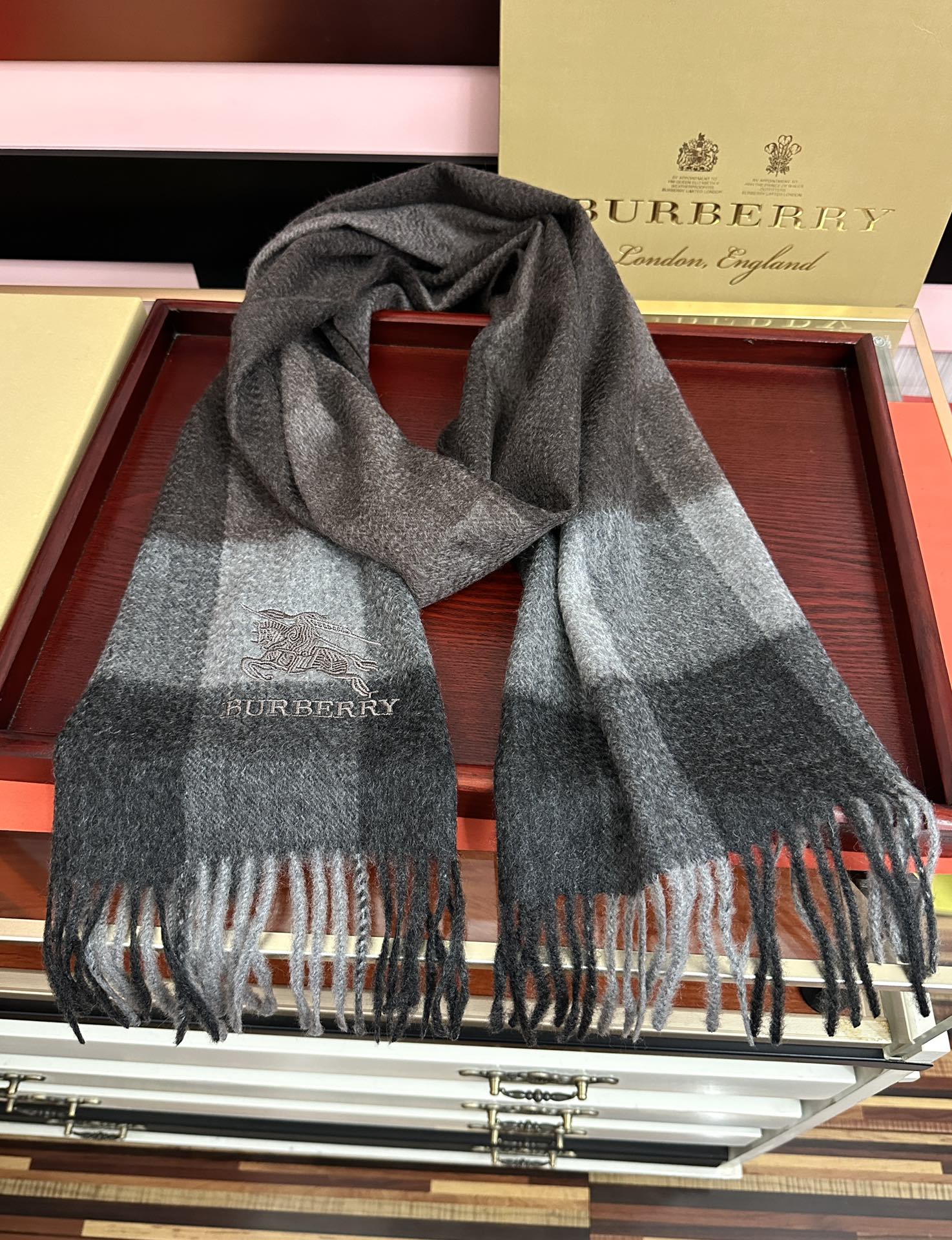 新款。巴宝莉100%羊绒 2025最爆款【采用内蒙古山羊绒】🎉男女士情侣款👫围巾‼️太美了😎让人耳目一新