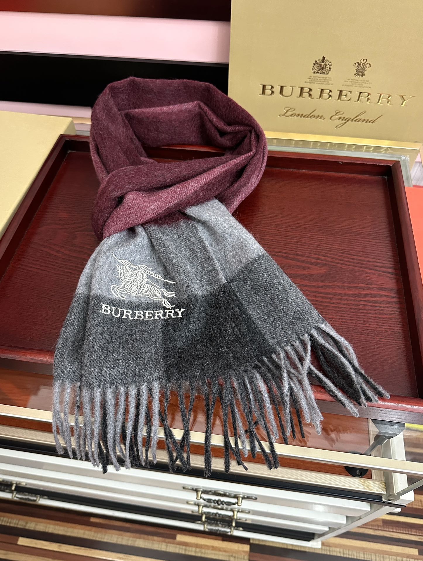 新款。巴宝莉100%羊绒 2025最爆款【采用内蒙古山羊绒】🎉男女士情侣款👫围巾‼️太美了😎让人耳目一新