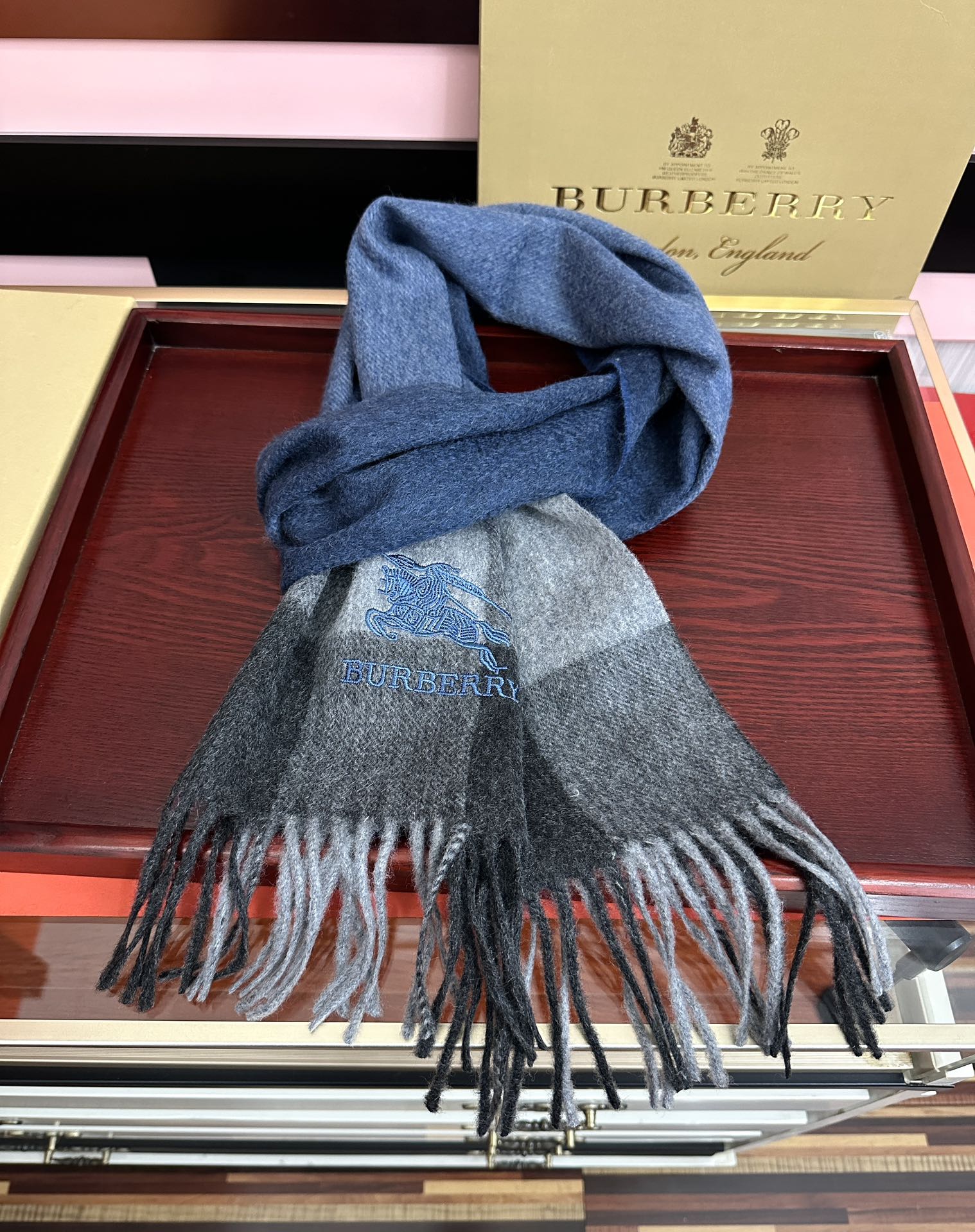 新款。巴宝莉100%羊绒 2025最爆款【采用内蒙古山羊绒】🎉男女士情侣款👫围巾‼️太美了😎让人耳目一新