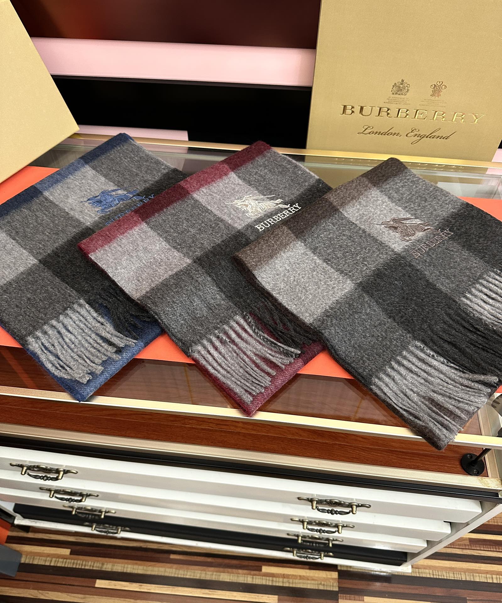 新款。巴宝莉100%羊绒 2025最爆款【采用内蒙古山羊绒】🎉男女士情侣款👫围巾‼️太美了😎让人耳目一新