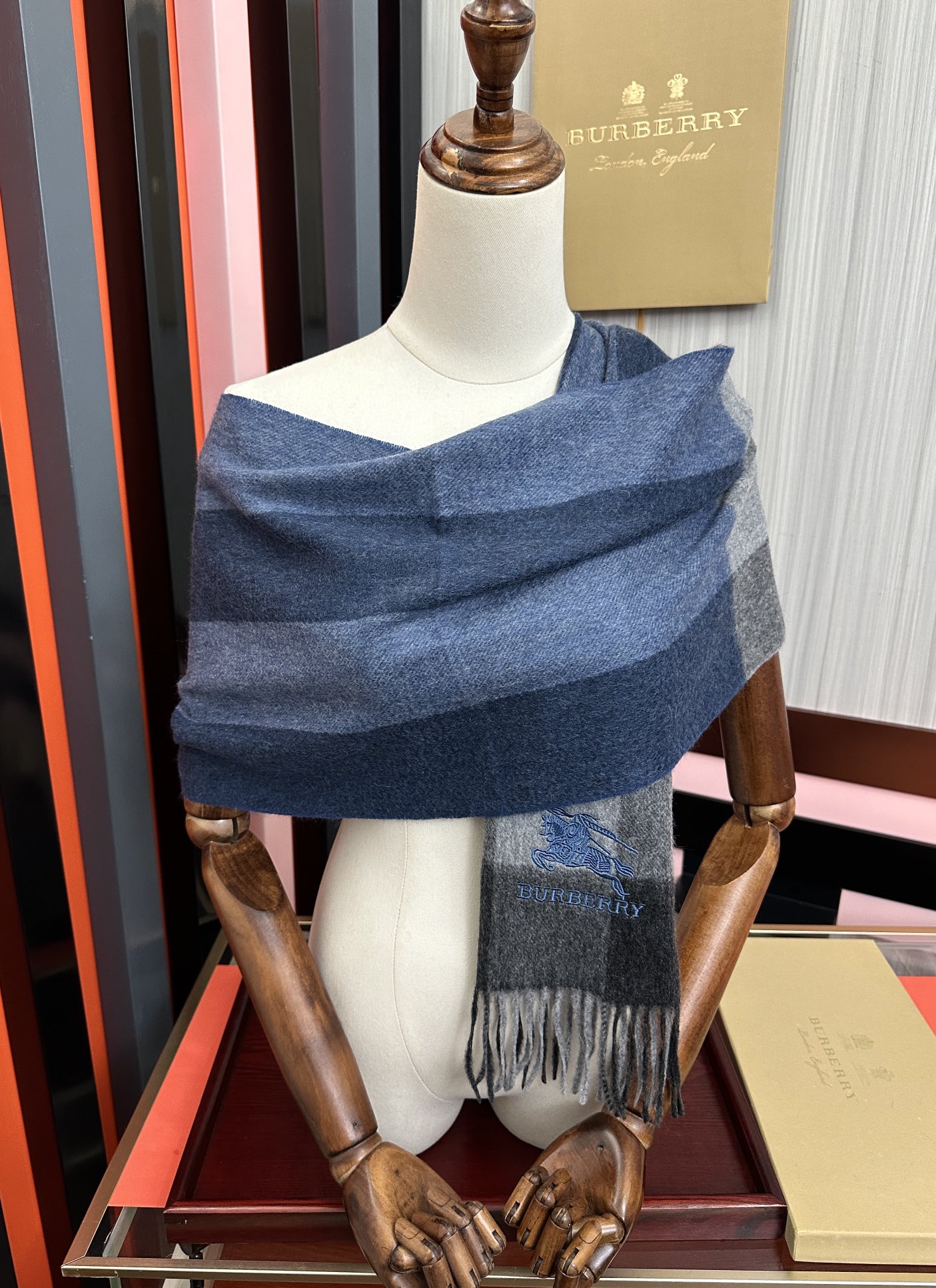 新款。巴宝莉100%羊绒 2025最爆款【采用内蒙古山羊绒】🎉男女士情侣款👫围巾‼️太美了😎让人耳目一新