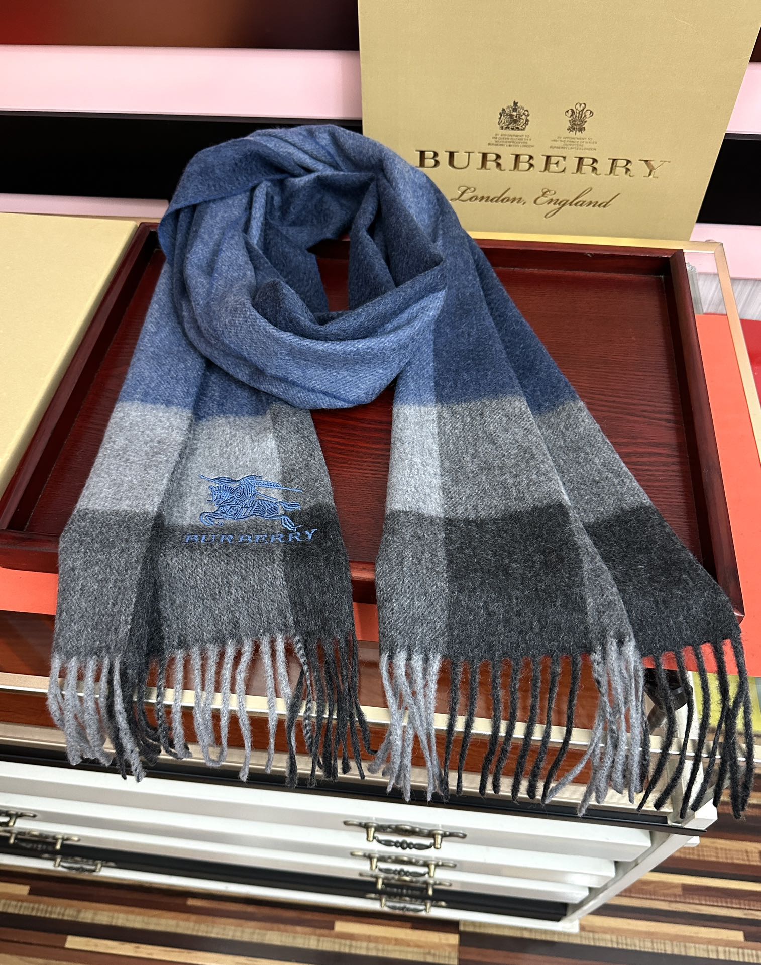 新款。巴宝莉100%羊绒 2025最爆款【采用内蒙古山羊绒】🎉男女士情侣款👫围巾‼️太美了😎让人耳目一新