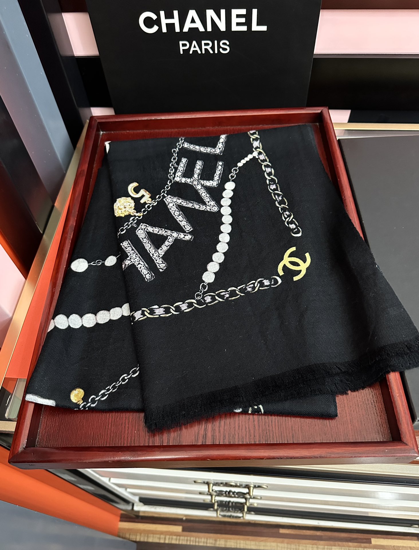 。爆款到 小香2025 最新款顶级设计太美了，真心赞👍😘💍实物真心美 🎀披肩配以印花💓💃🏻无论设计喷绘都