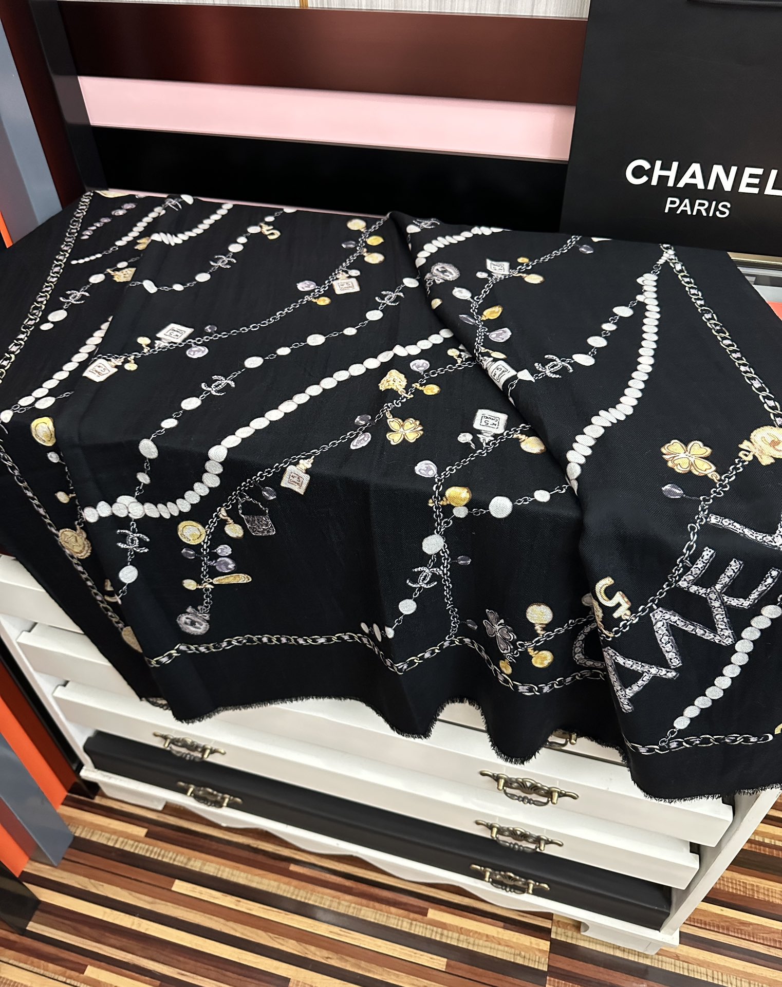 。爆款到 小香2025 最新款顶级设计太美了，真心赞👍😘💍实物真心美 🎀披肩配以印花💓💃🏻无论设计喷绘都