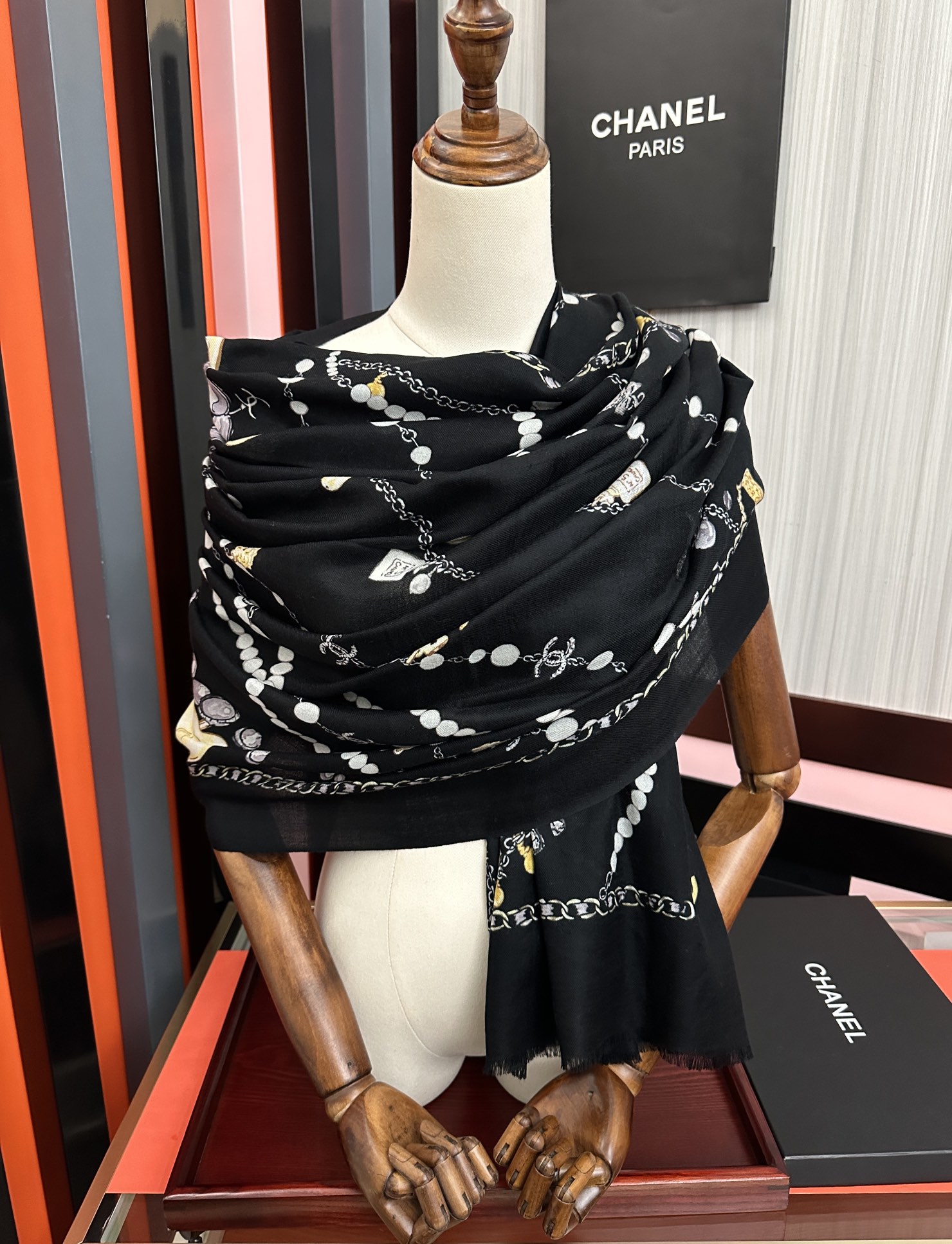 。爆款到 小香2025 最新款顶级设计太美了，真心赞👍😘💍实物真心美 🎀披肩配以印花💓💃🏻无论设计喷绘都