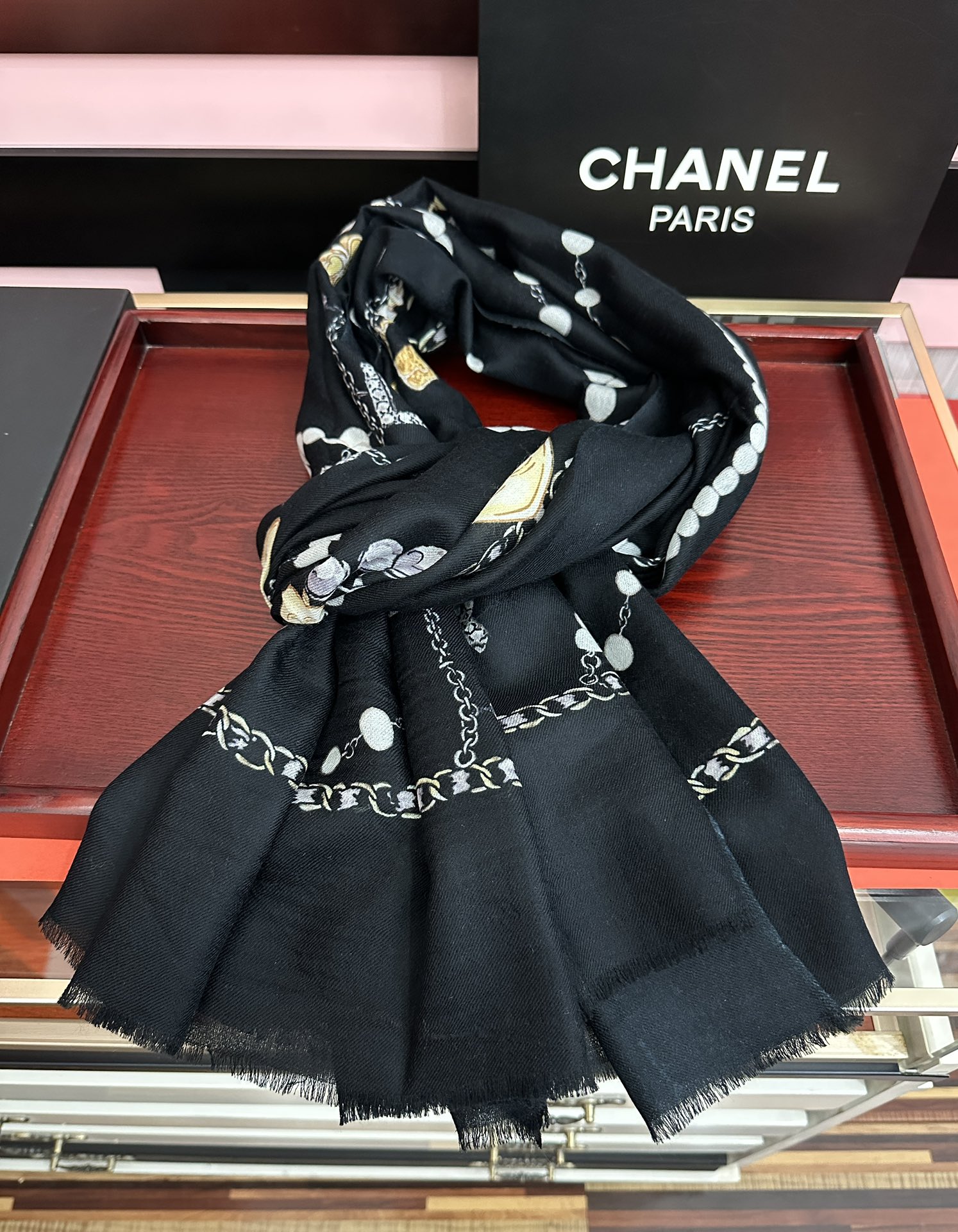 。爆款到 小香2025 最新款顶级设计太美了，真心赞👍😘💍实物真心美 🎀披肩配以印花💓💃🏻无论设计喷绘都