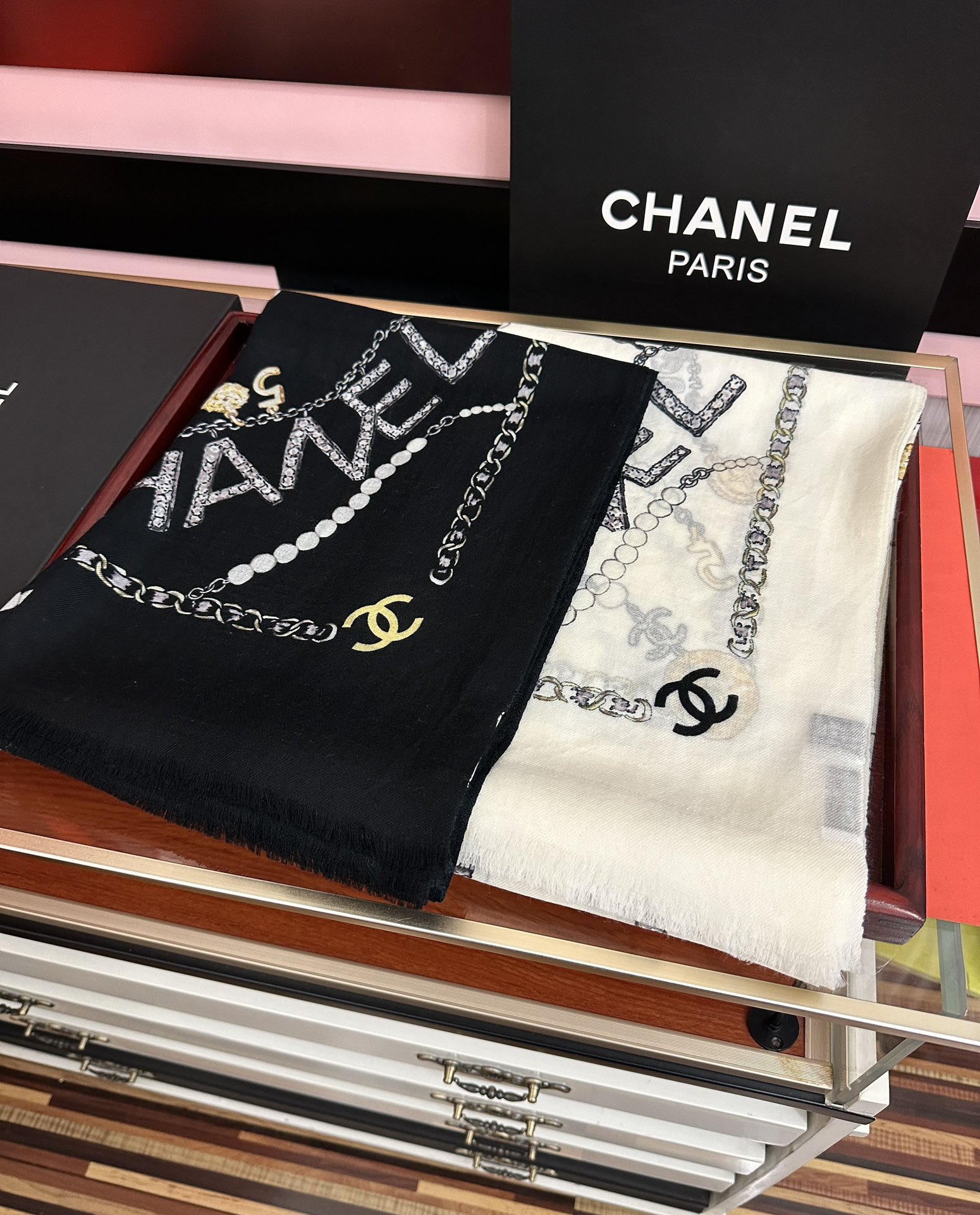 。爆款到 小香2025 最新款顶级设计太美了，真心赞👍😘💍实物真心美 🎀披肩配以印花💓💃🏻无论设计喷绘都