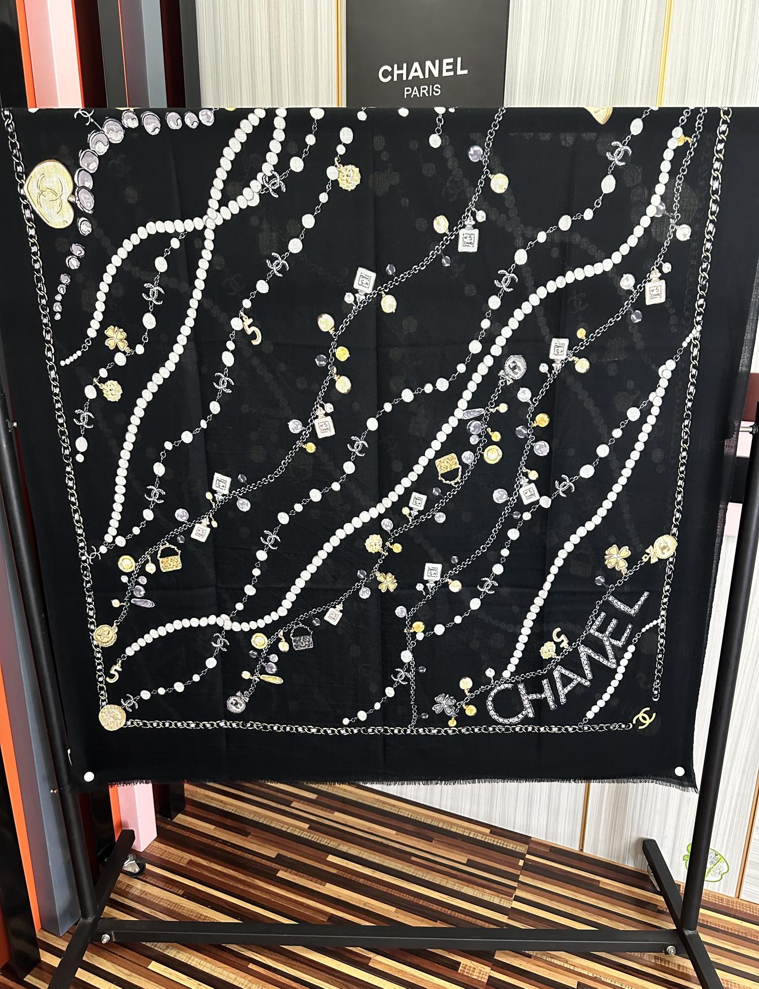 。爆款到 小香2025 最新款顶级设计太美了，真心赞👍😘💍实物真心美 🎀披肩配以印花💓💃🏻无论设计喷绘都