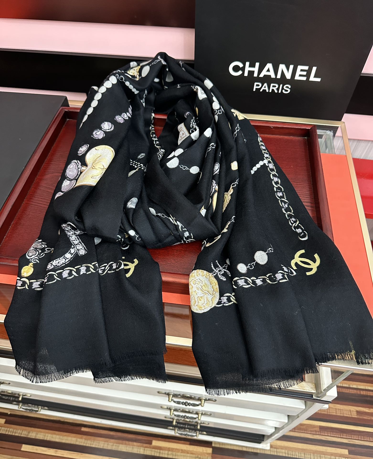 。爆款到 小香2025 最新款顶级设计太美了，真心赞👍😘💍实物真心美 🎀披肩配以印花💓💃🏻无论设计喷绘都