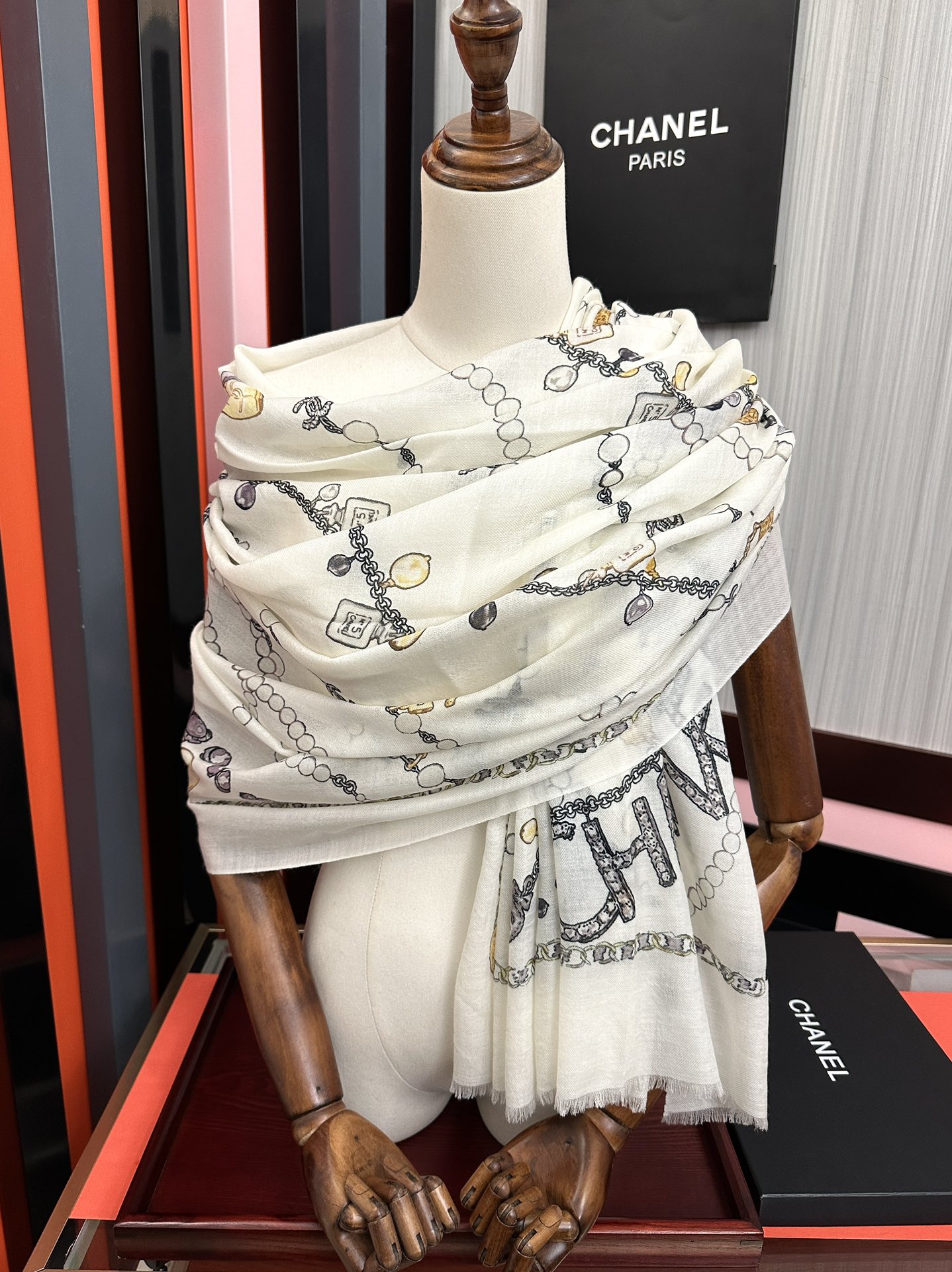 。爆款到 小香2025 最新款顶级设计太美了，真心赞👍😘💍实物真心美 🎀披肩配以印花💓💃🏻无论设计喷绘都