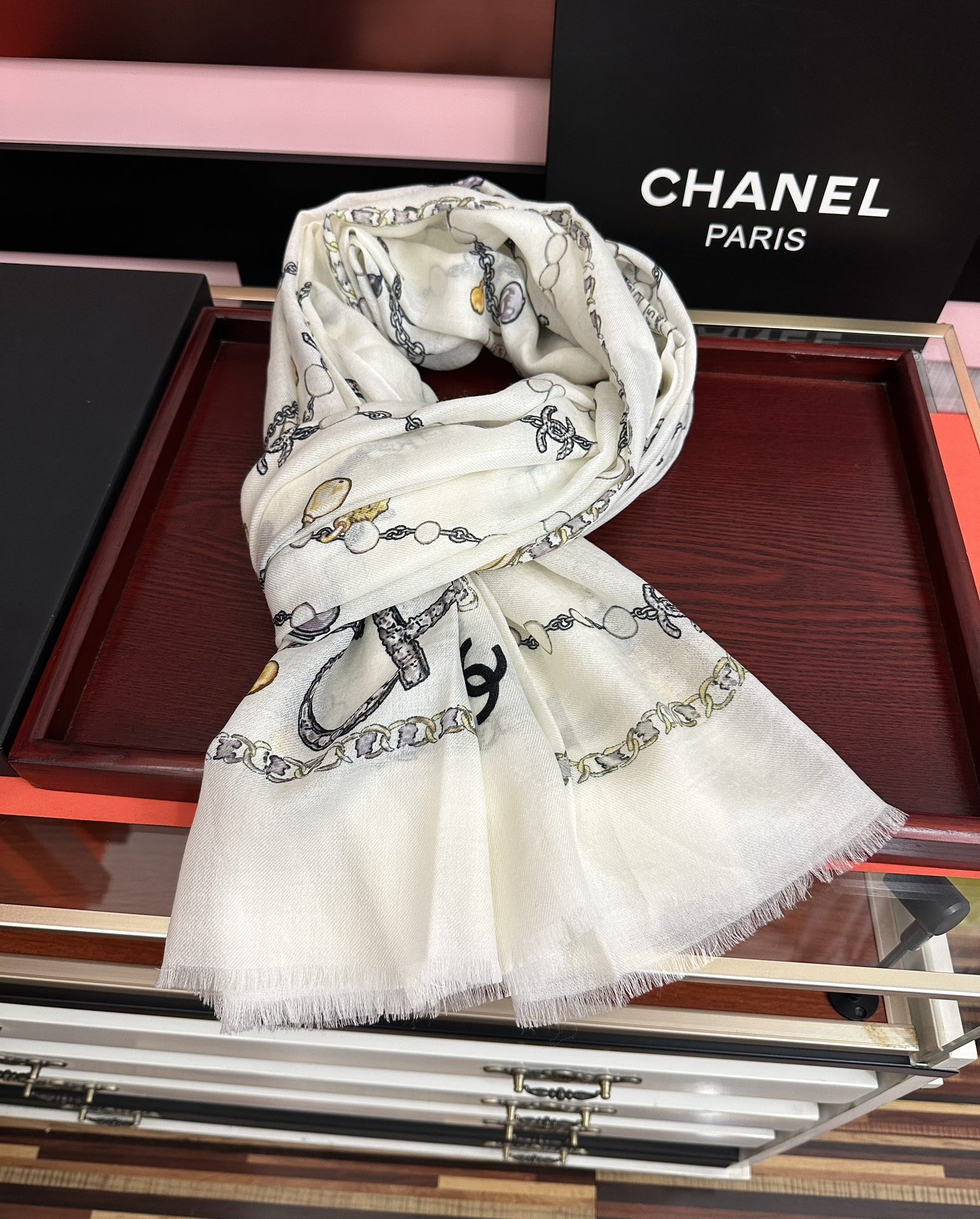 。爆款到 小香2025 最新款顶级设计太美了，真心赞👍😘💍实物真心美 🎀披肩配以印花💓💃🏻无论设计喷绘都