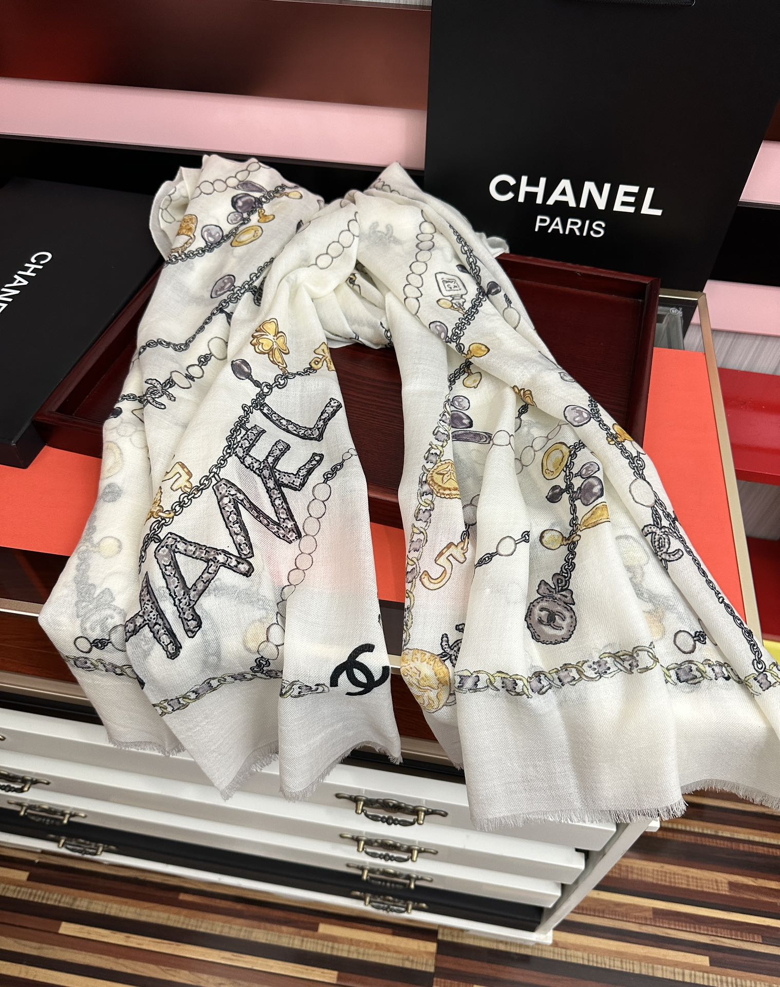 。爆款到 小香2025 最新款顶级设计太美了，真心赞👍😘💍实物真心美 🎀披肩配以印花💓💃🏻无论设计喷绘都