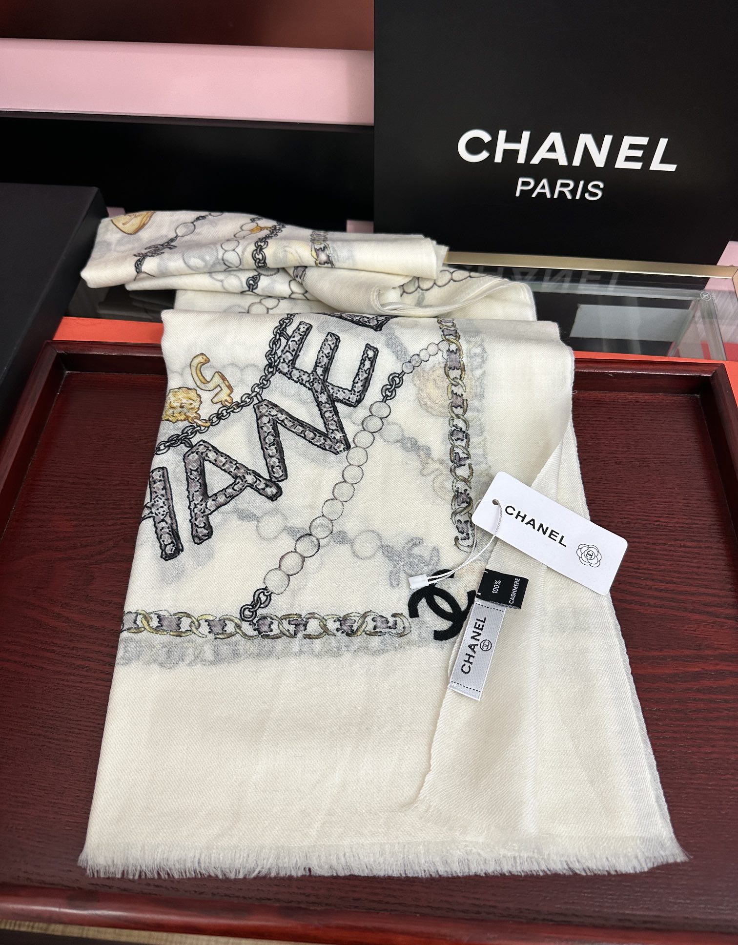 。爆款到 小香2025 最新款顶级设计太美了，真心赞👍😘💍实物真心美 🎀披肩配以印花💓💃🏻无论设计喷绘都