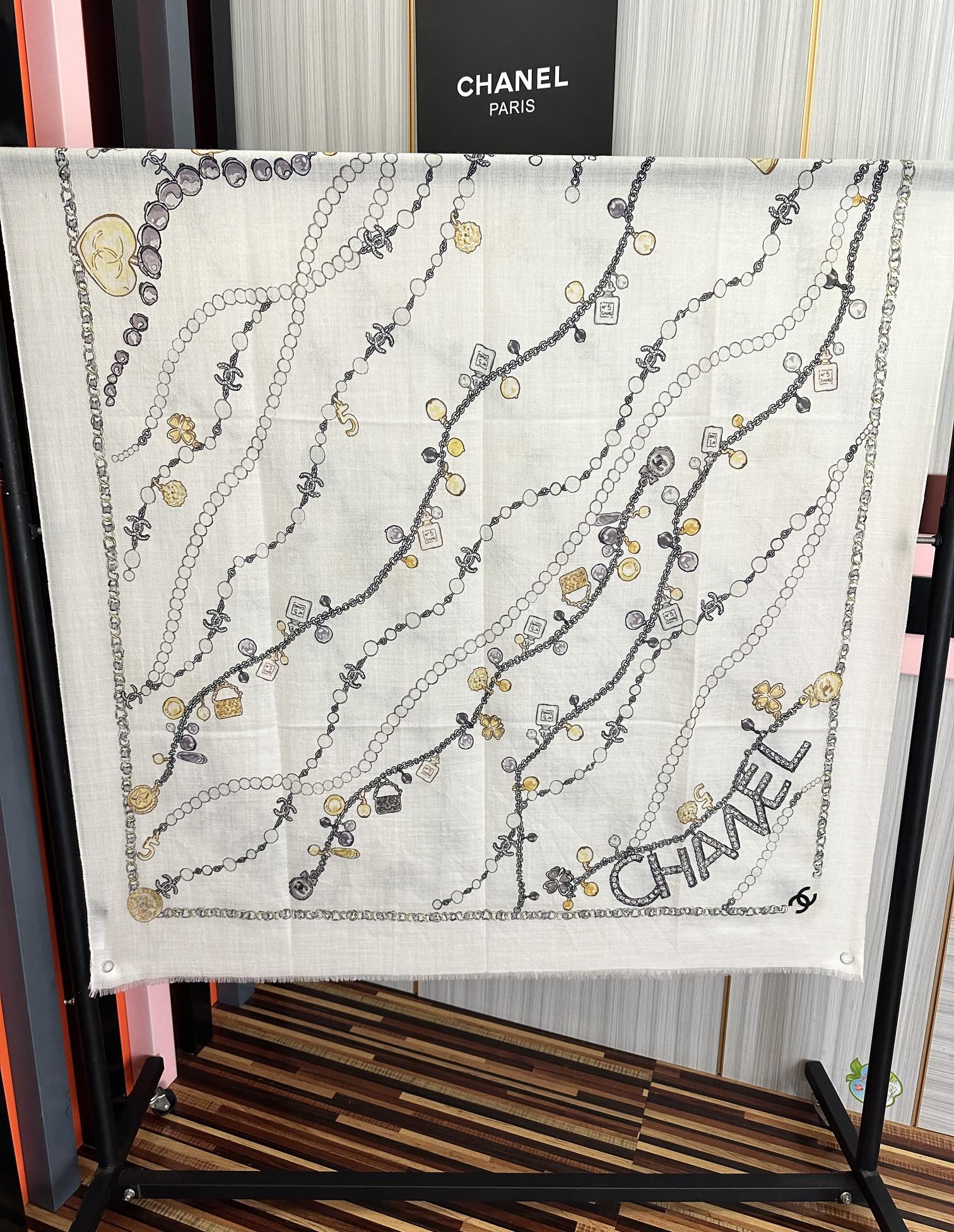 。爆款到 小香2025 最新款顶级设计太美了，真心赞👍😘💍实物真心美 🎀披肩配以印花💓💃🏻无论设计喷绘都