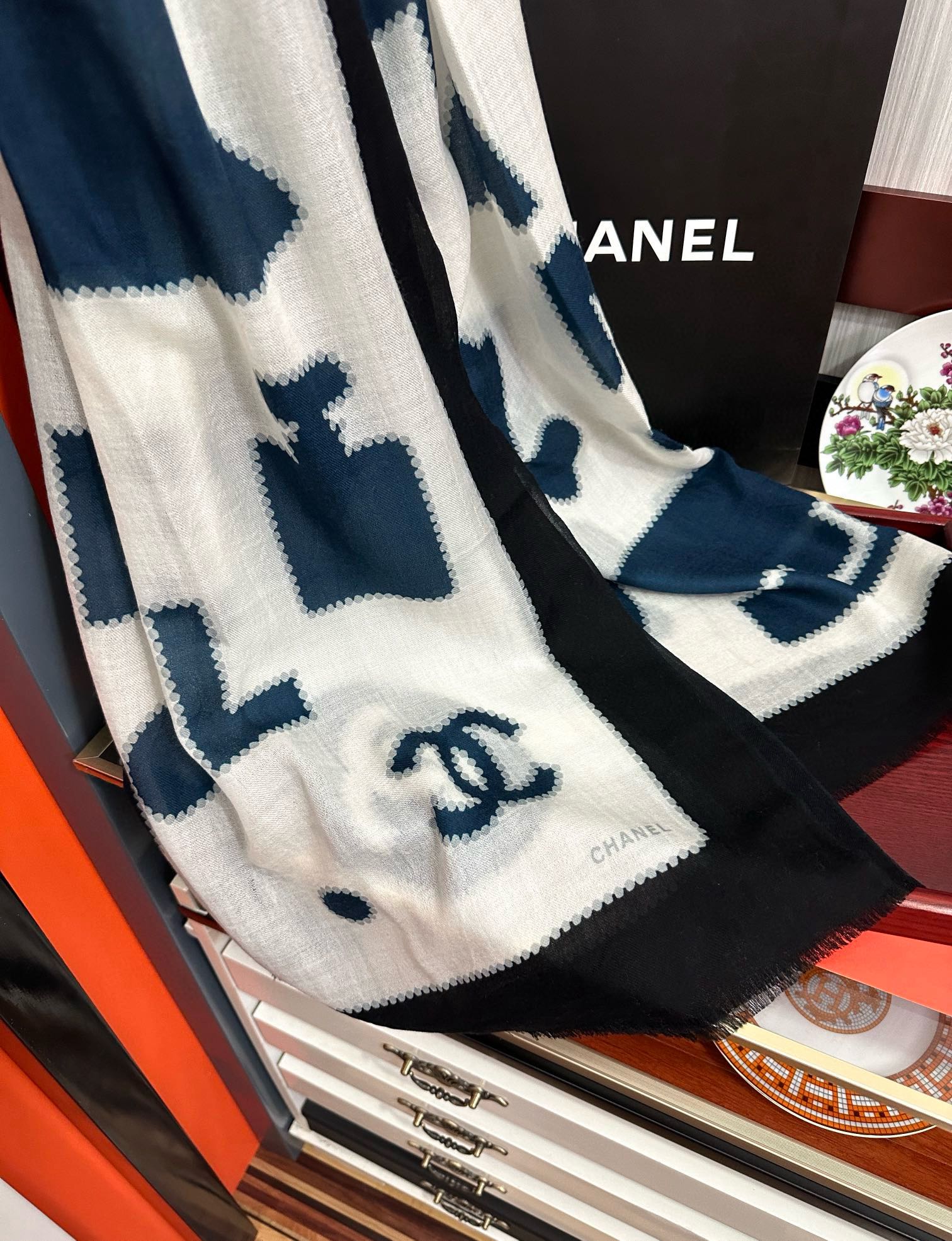 。爆款到 小香2025 最新款【香水瓶】顶级设计太美了，真心赞👍😘💍实物真心美 🎀披肩配以印花💓💃🏻无论