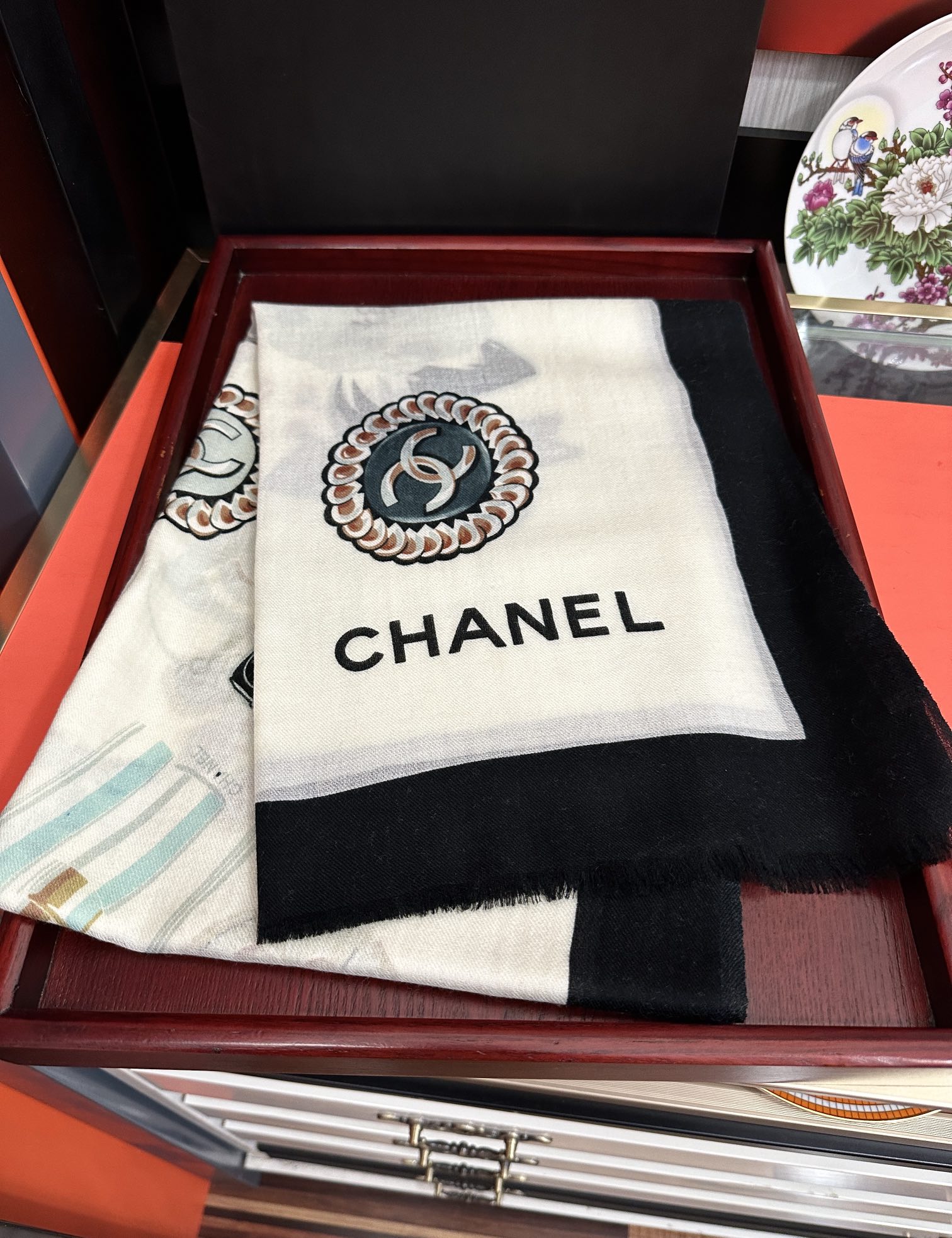 上新 小香，2025最新款‼️真心赞👍【双面戒指绒长巾】😘💍实物真心美 🎀披肩配以印花💓💃🏻无论设计喷绘