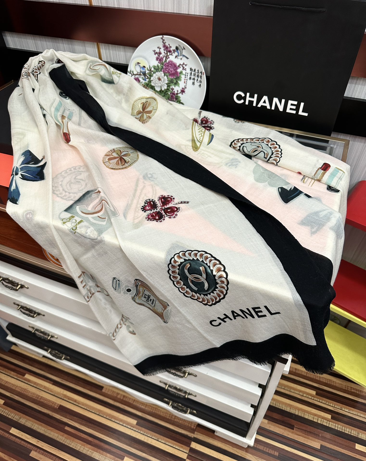 上新 小香，2025最新款‼️真心赞👍【双面戒指绒长巾】😘💍实物真心美 🎀披肩配以印花💓💃🏻无论设计喷绘