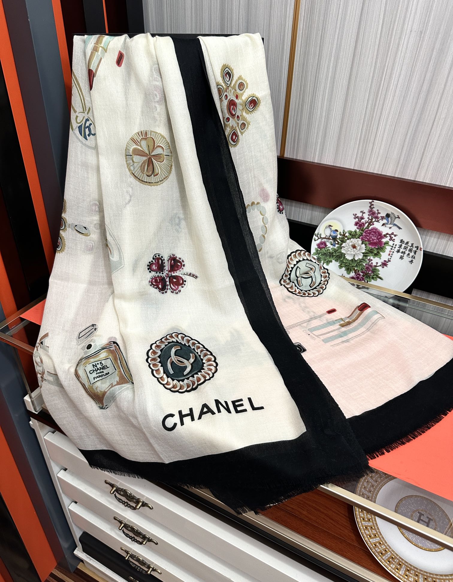 上新 小香，2025最新款‼️真心赞👍【双面戒指绒长巾】😘💍实物真心美 🎀披肩配以印花💓💃🏻无论设计喷绘