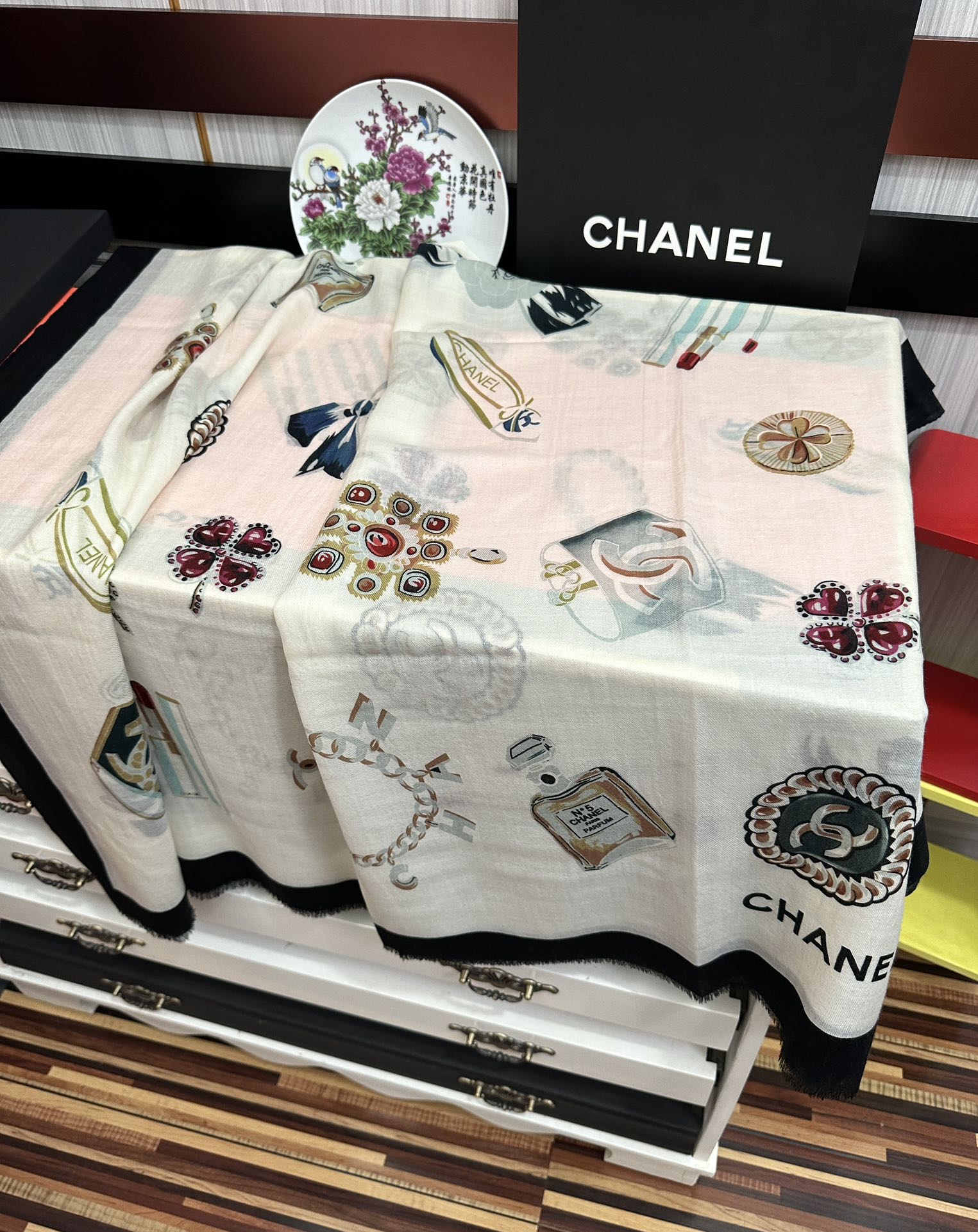 上新 小香，2025最新款‼️真心赞👍【双面戒指绒长巾】😘💍实物真心美 🎀披肩配以印花💓💃🏻无论设计喷绘