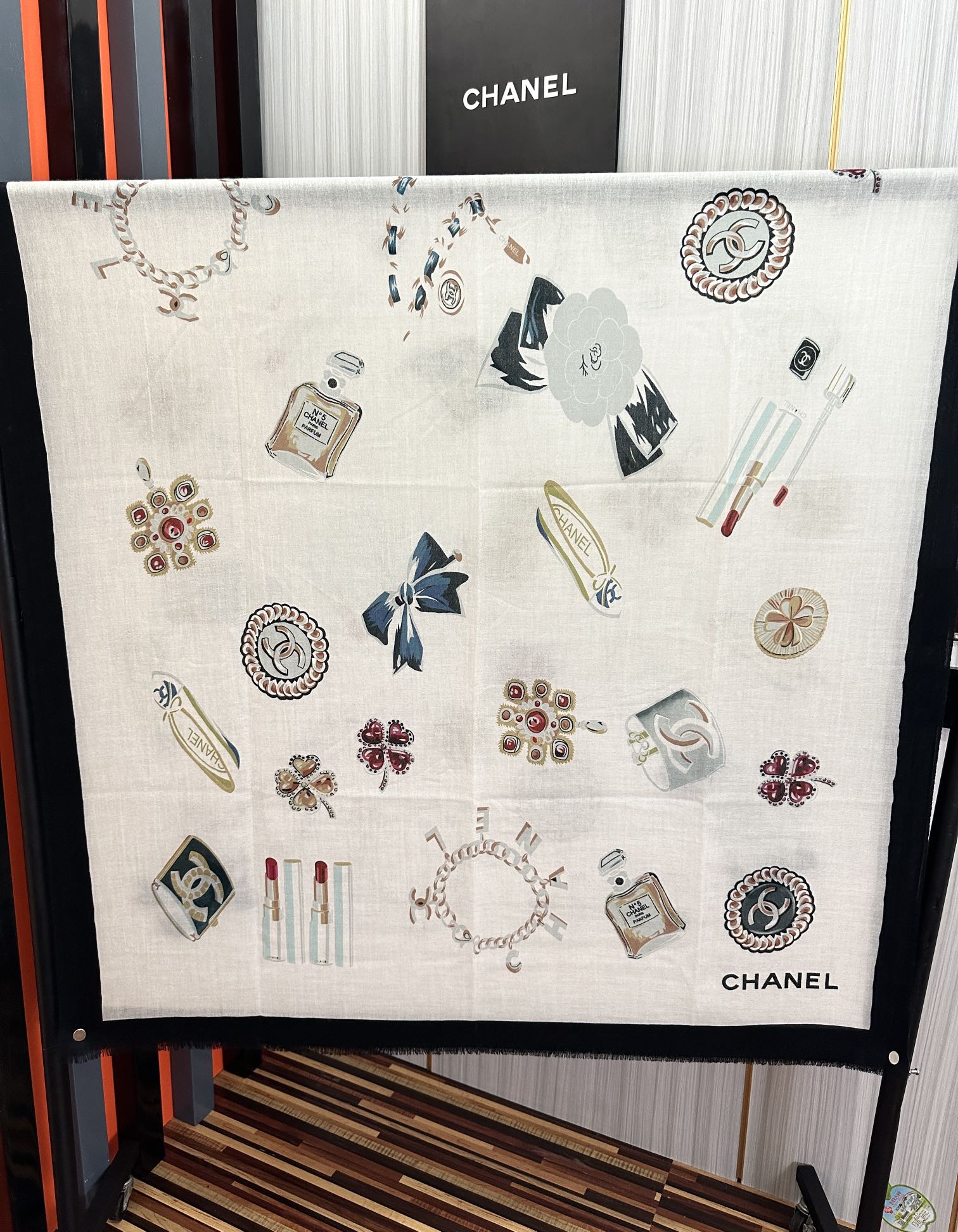 上新 小香，2025最新款‼️真心赞👍【双面戒指绒长巾】😘💍实物真心美 🎀披肩配以印花💓💃🏻无论设计喷绘