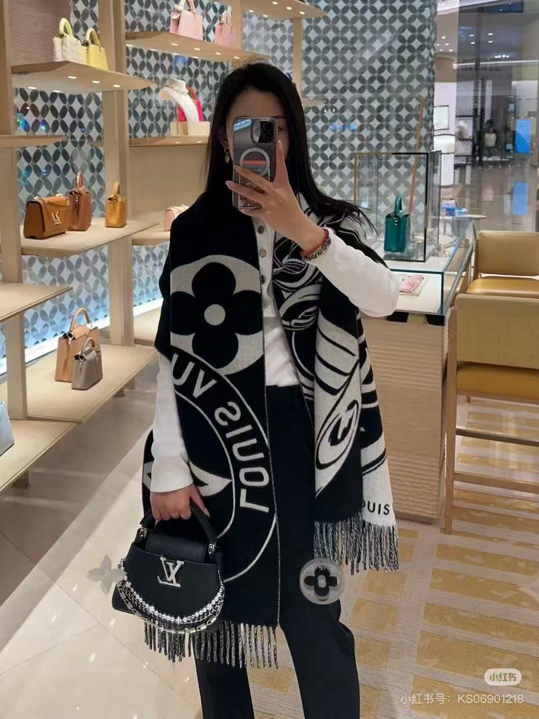 高版本到货 LV新款围巾🧣太好看了 Lock And keys围巾取材舒暖毛绒混合纺织[太阳]一面描绘挂