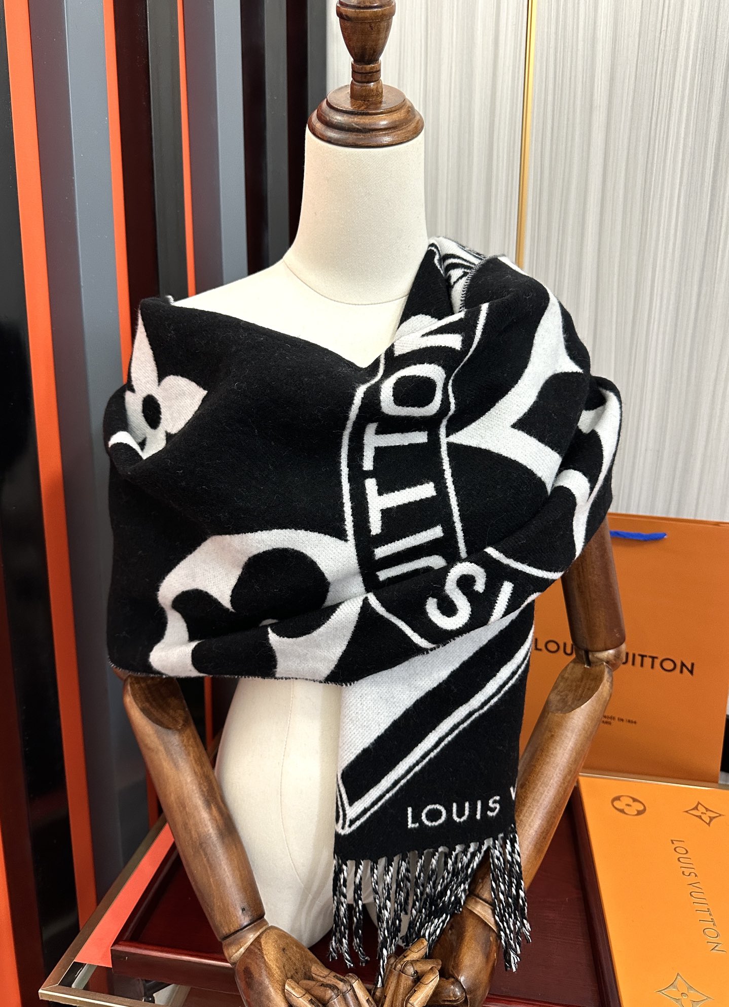 高版本到货 LV新款围巾🧣太好看了 Lock And keys围巾取材舒暖毛绒混合纺织[太阳]一面描绘挂