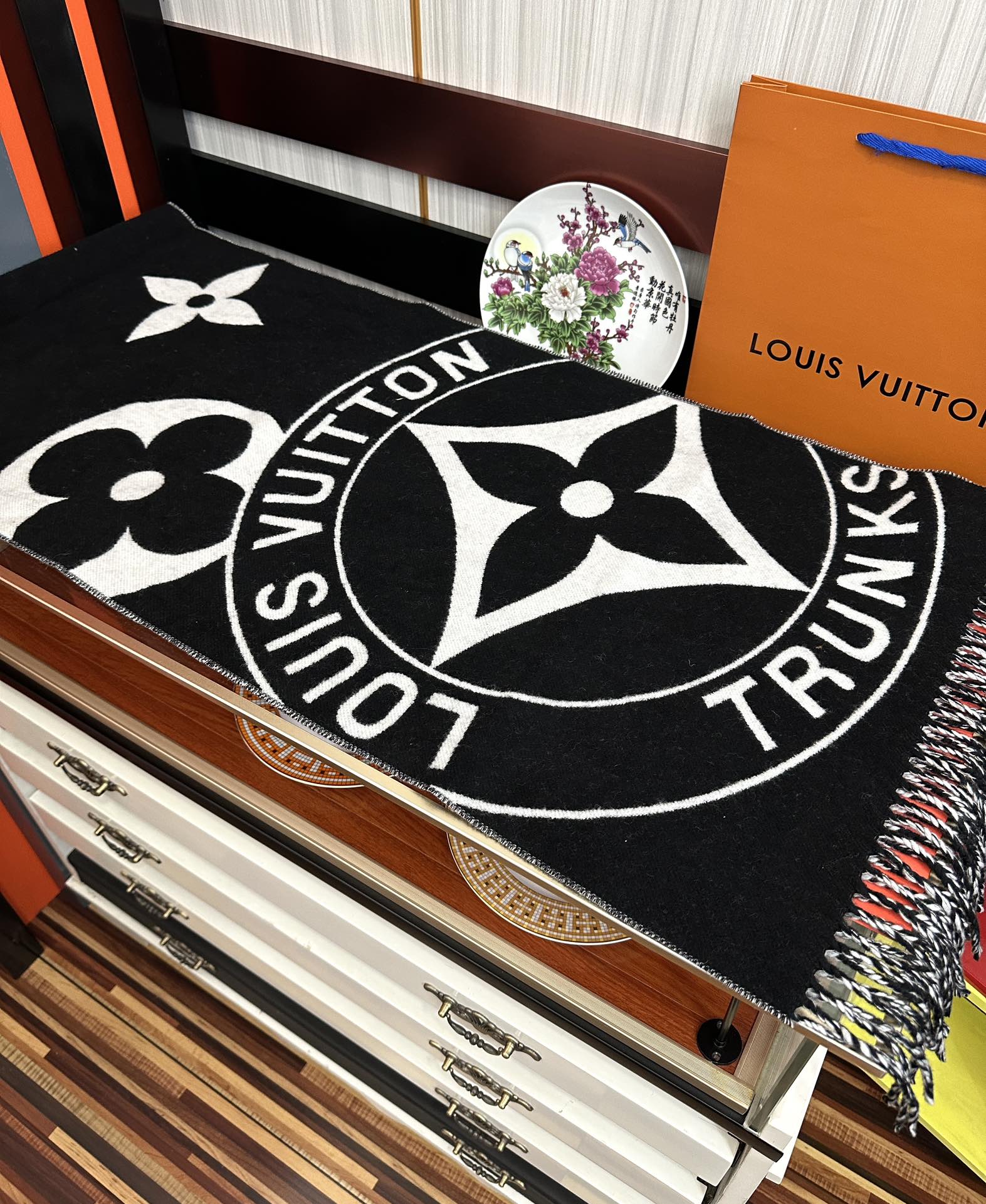 高版本到货 LV新款围巾🧣太好看了 Lock And keys围巾取材舒暖毛绒混合纺织[太阳]一面描绘挂