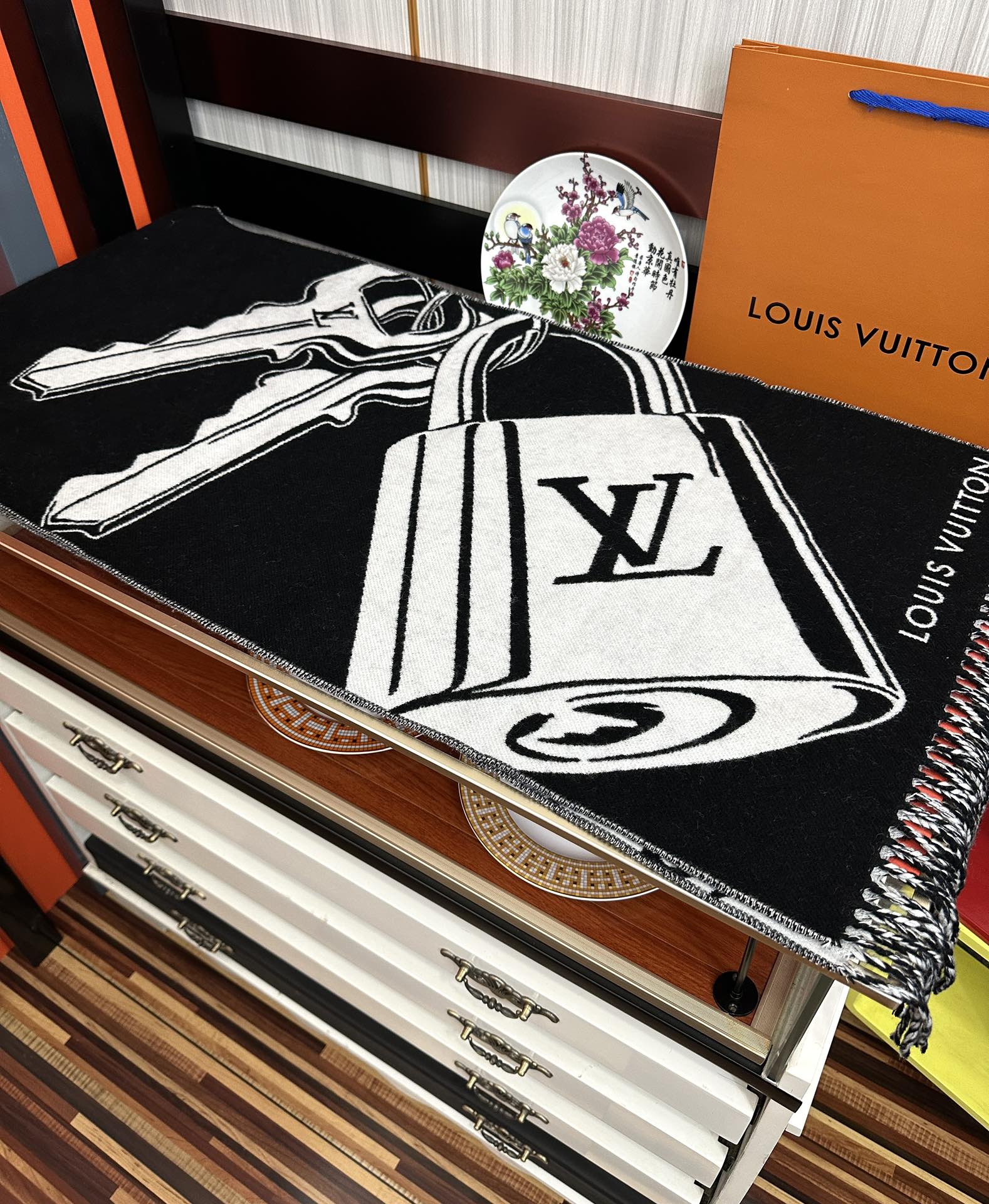 高版本到货 LV新款围巾🧣太好看了 Lock And keys围巾取材舒暖毛绒混合纺织[太阳]一面描绘挂