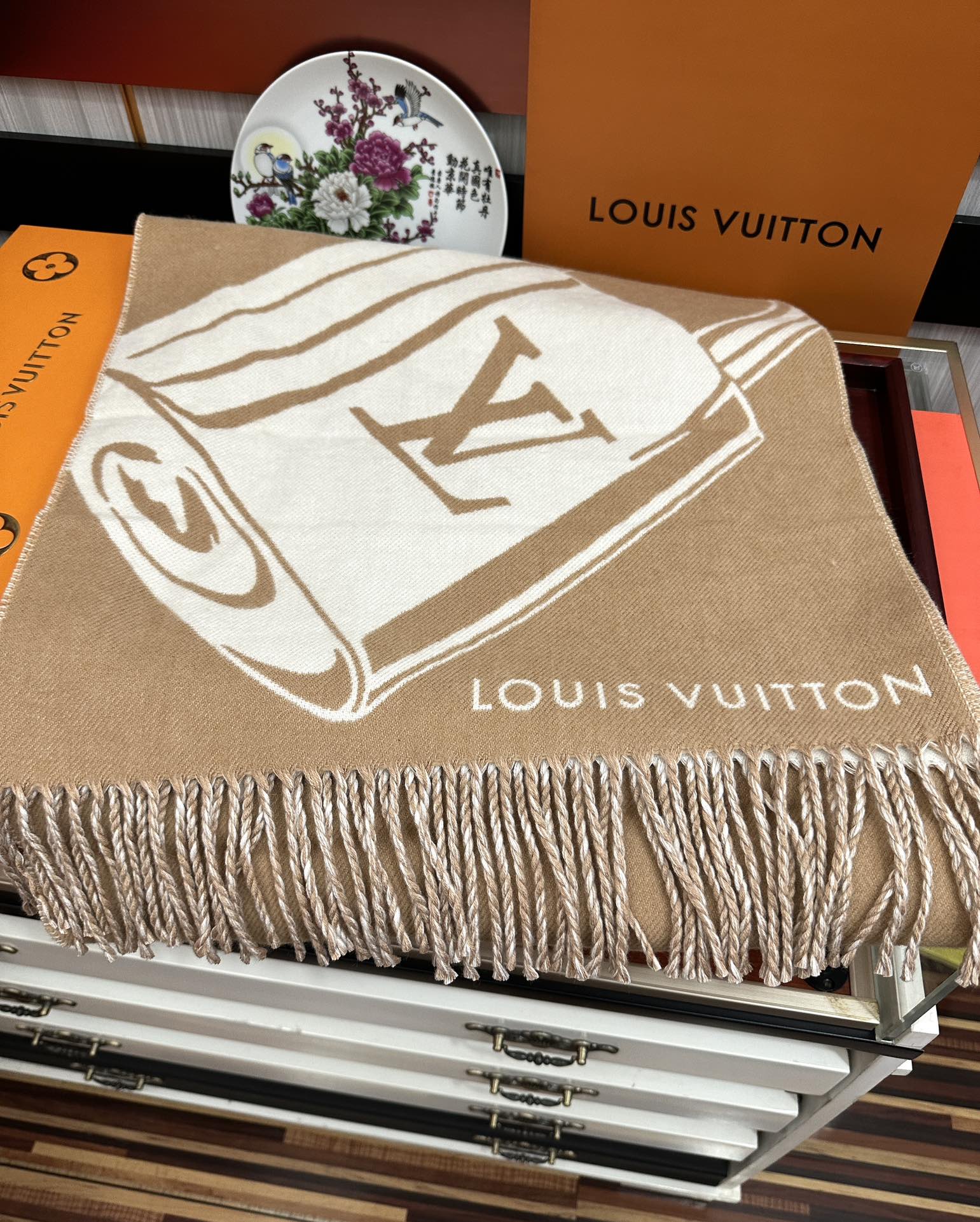 高版本到货 LV新款围巾🧣太好看了 Lock And keys围巾取材舒暖毛绒混合纺织[太阳]一面描绘挂