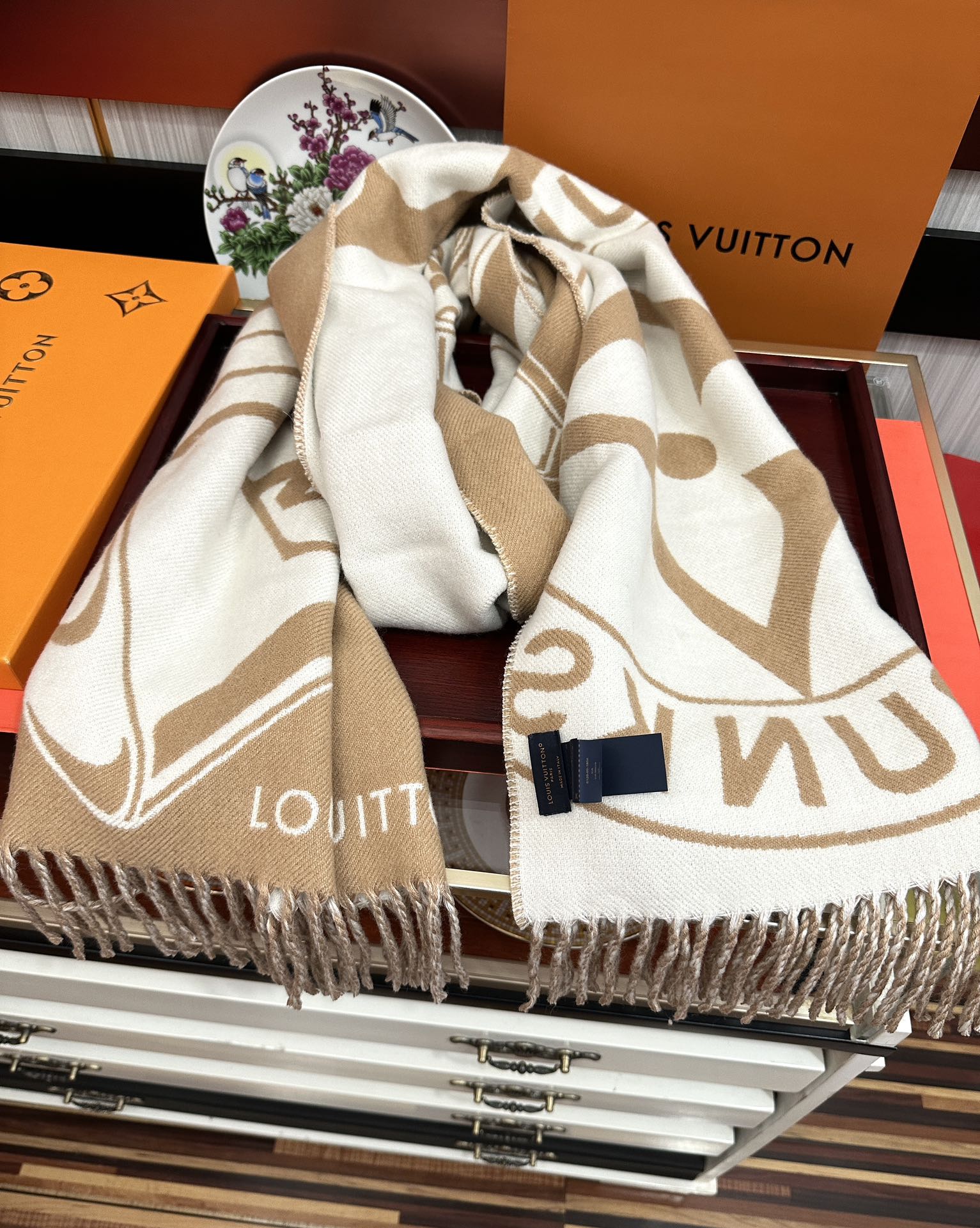 高版本到货 LV新款围巾🧣太好看了 Lock And keys围巾取材舒暖毛绒混合纺织[太阳]一面描绘挂
