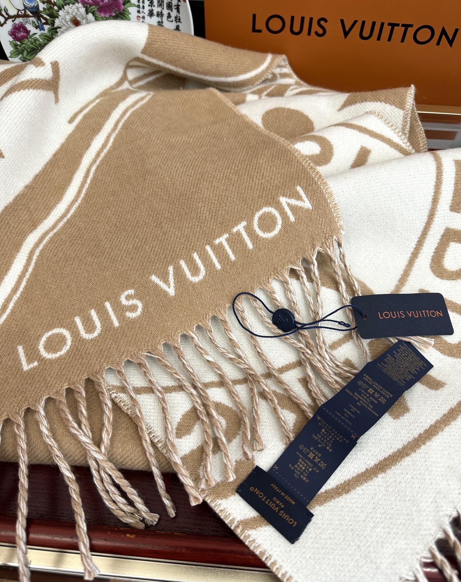 高版本到货 LV新款围巾🧣太好看了 Lock And keys围巾取材舒暖毛绒混合纺织[太阳]一面描绘挂
